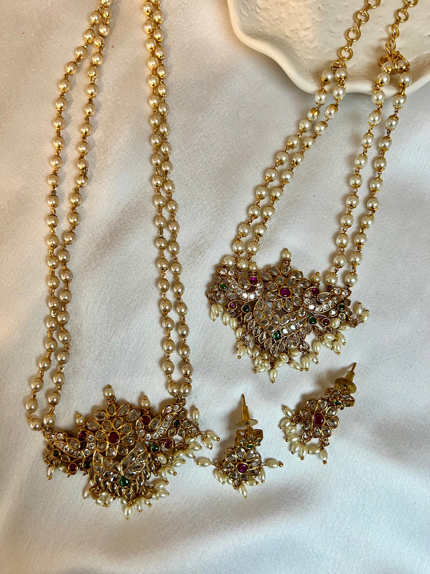 BIRUNTHA - Long and short pearl necklace in rubygreen with matching earrings N3176