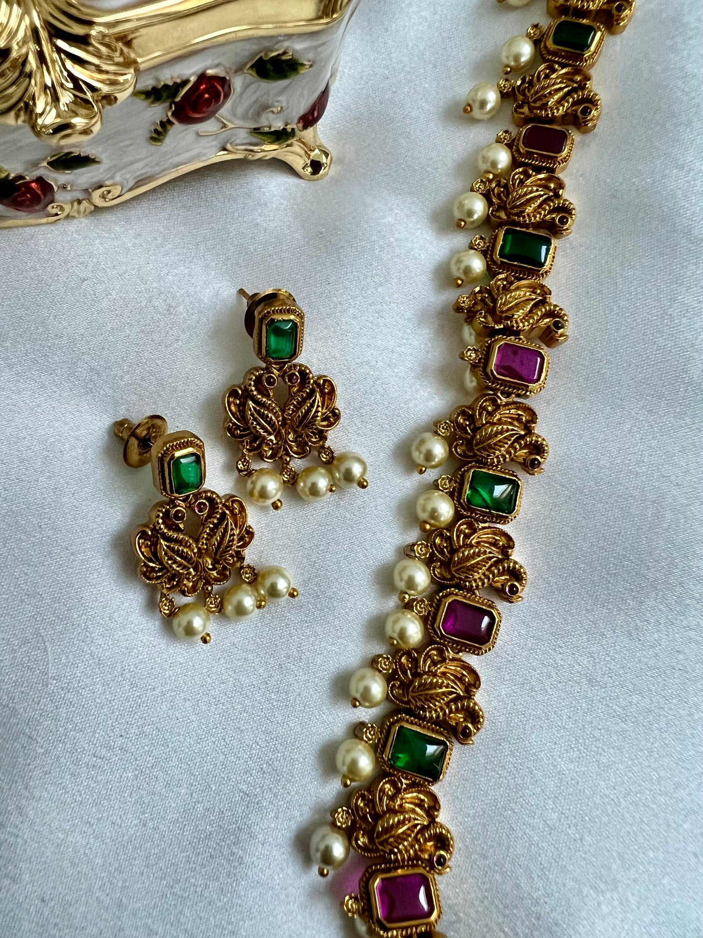 VANI - Antique long peacock necklace gold plated matte rubygreen with matching earrings N3024