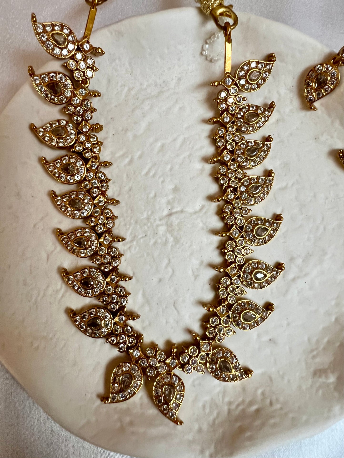 JOVINA - Short mango shaped golden necklace with matching earrings N3174