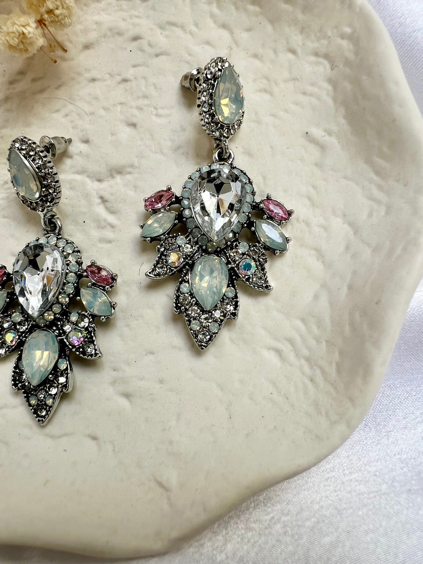 Antique silver flat earrings with a touch of pink E3084