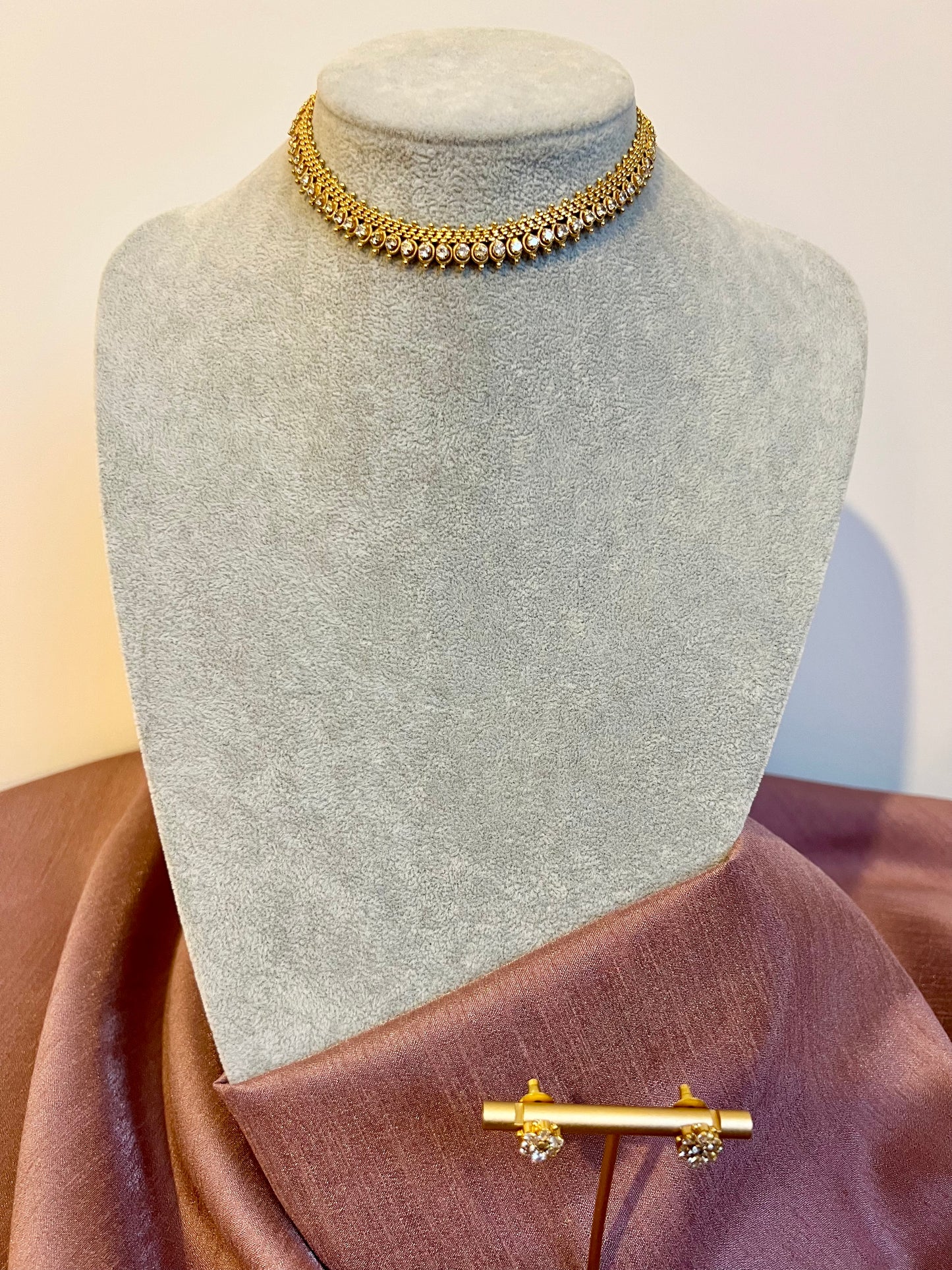 KAANTHI - Simple gold chain with stones and small stud earrings N3247