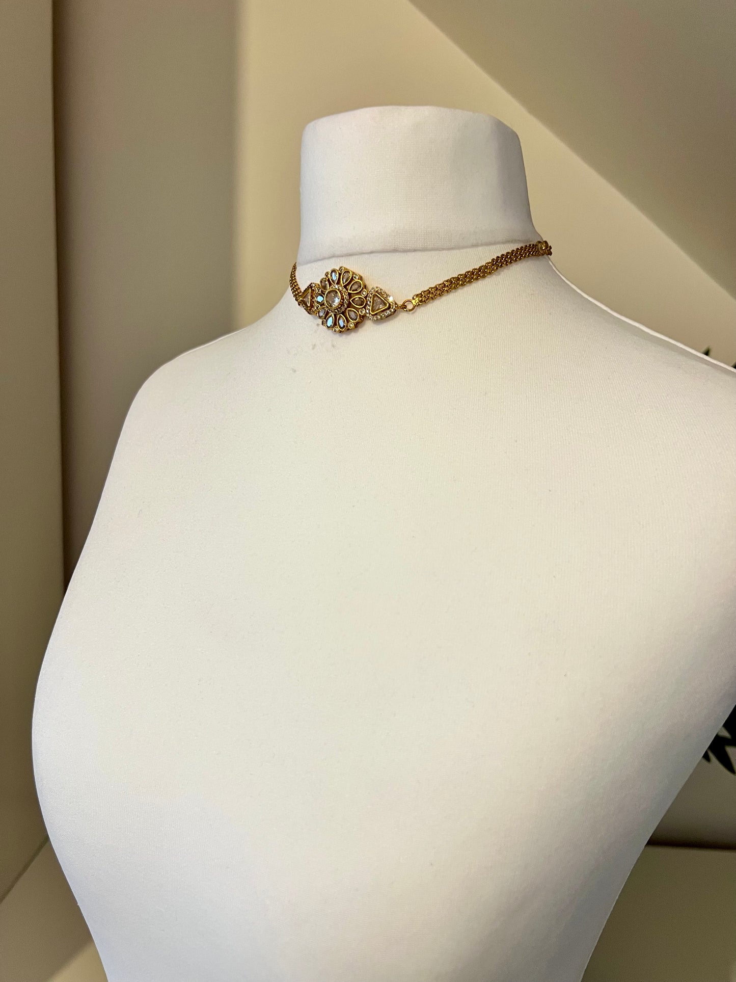 THUVA- Small golden choker necklace with earrings N3190