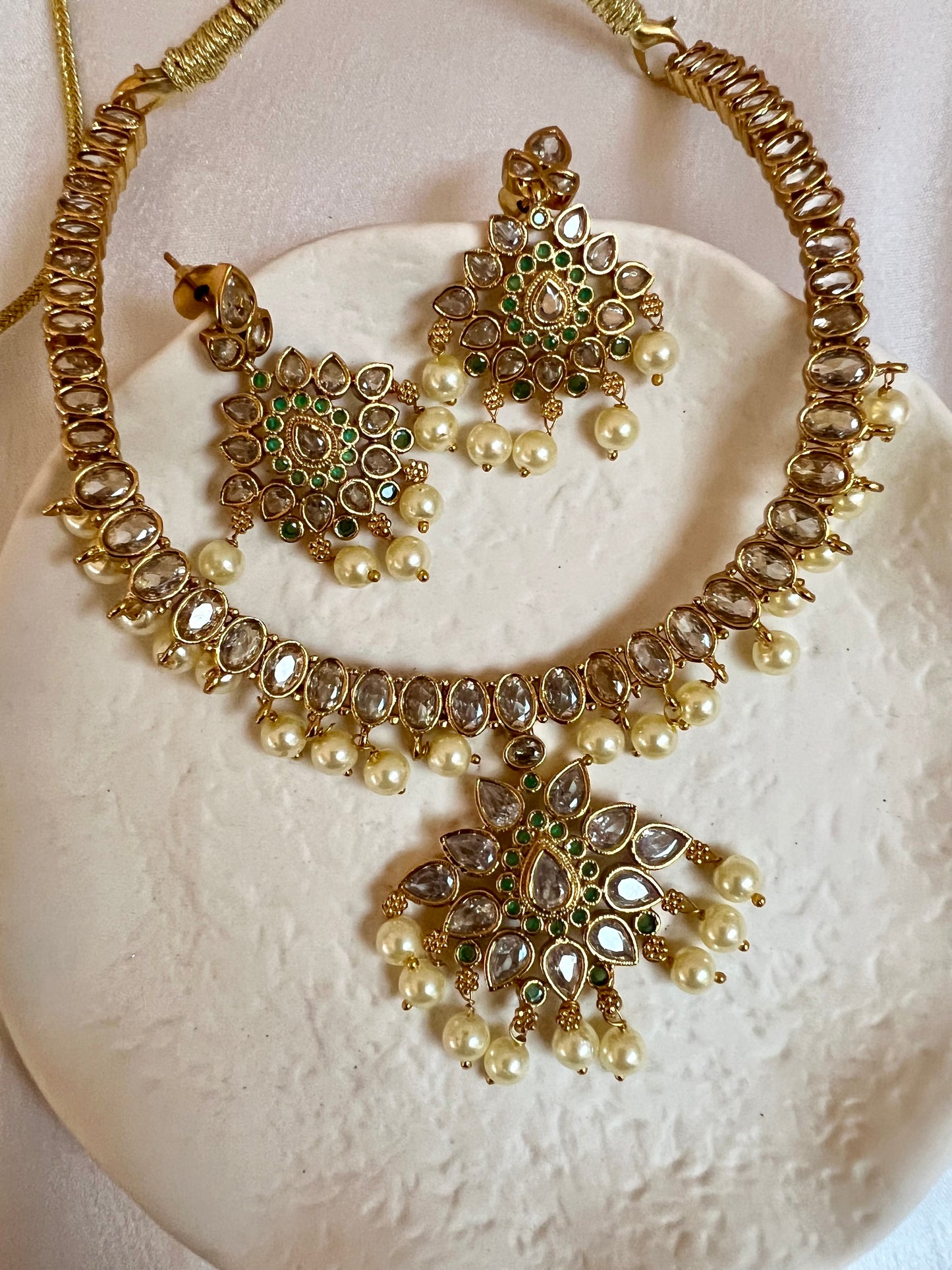 JASVIENNA - Short golden pearl necklace with clear and green stones and flat earrings N3245