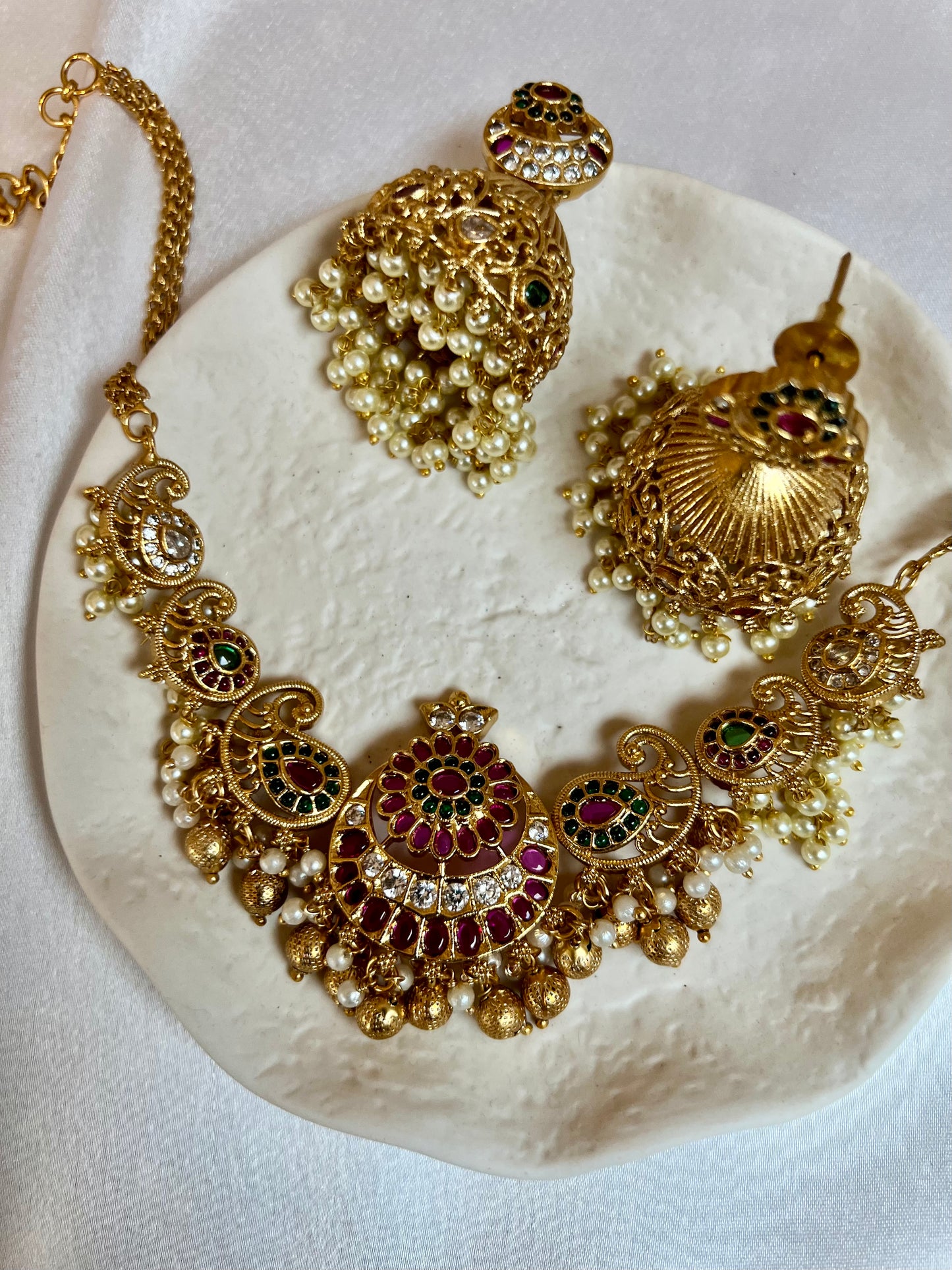 SANGEETHA - Short necklace in ruby and green stones and white pearls, jhumkas included N3184