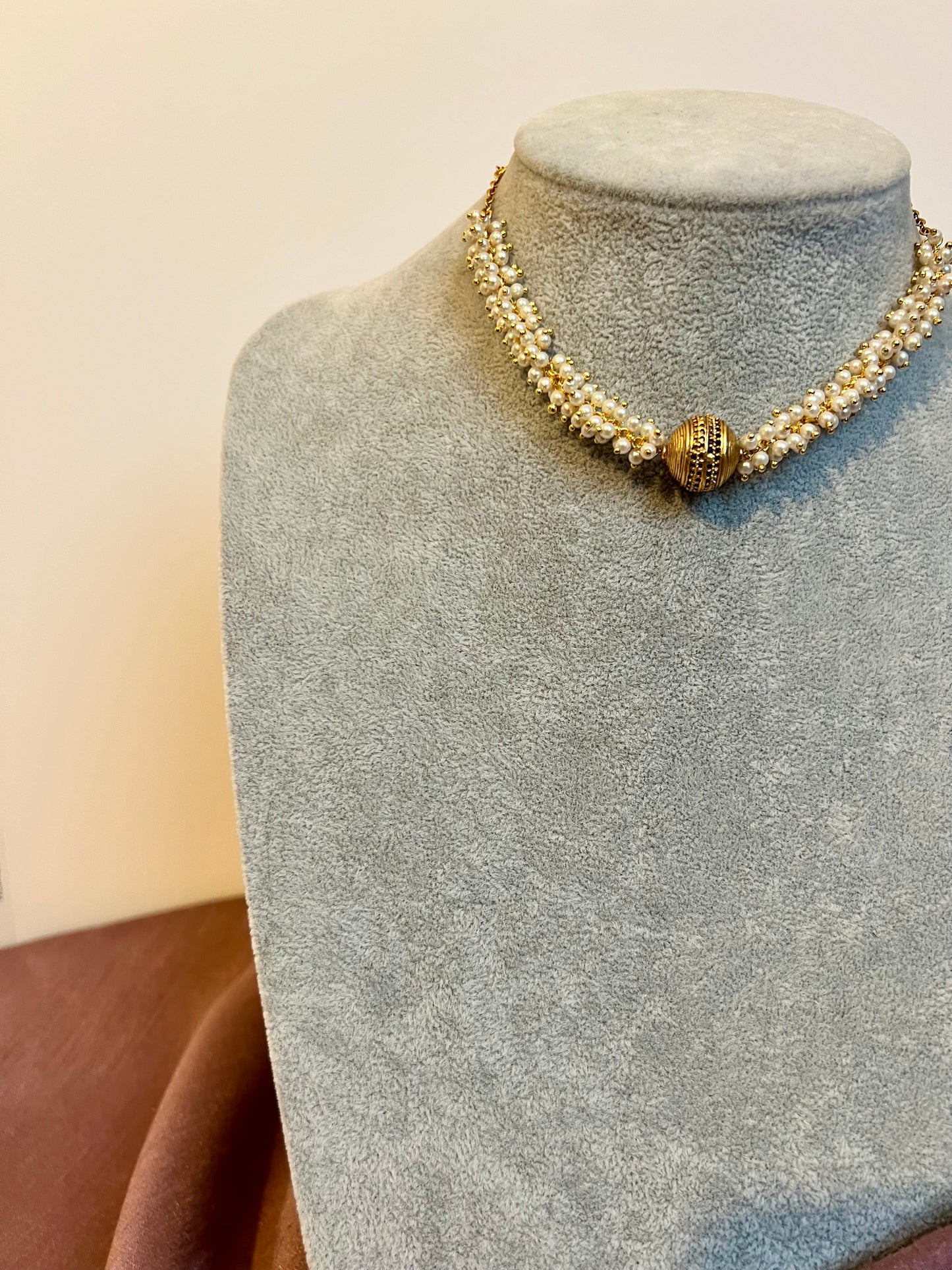 VINOTHA - Small pearl golden choker with small stud earrings N3192