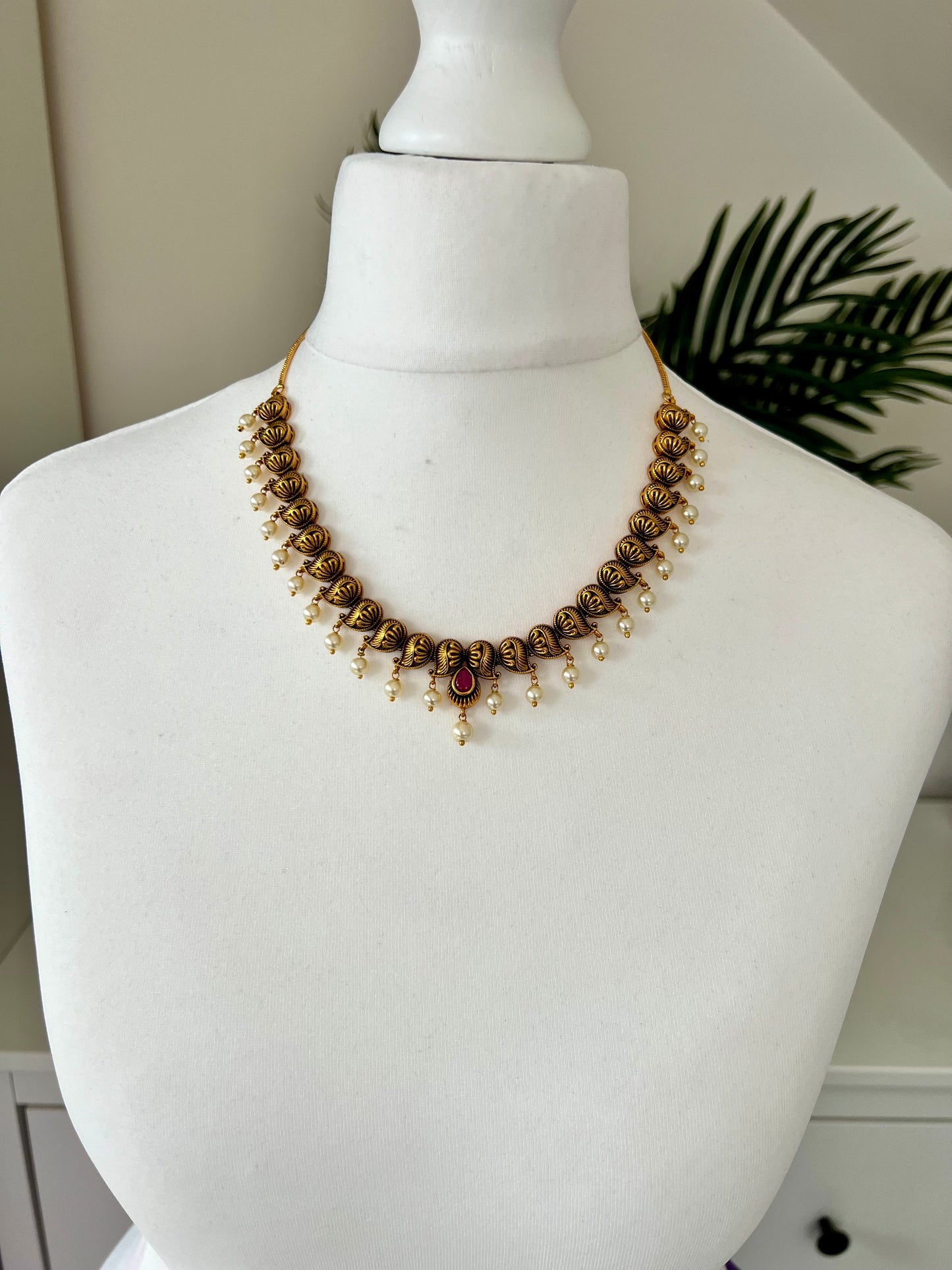 SABI - Antique moti mango shell ruby gold plated short necklace with small earrings N3044