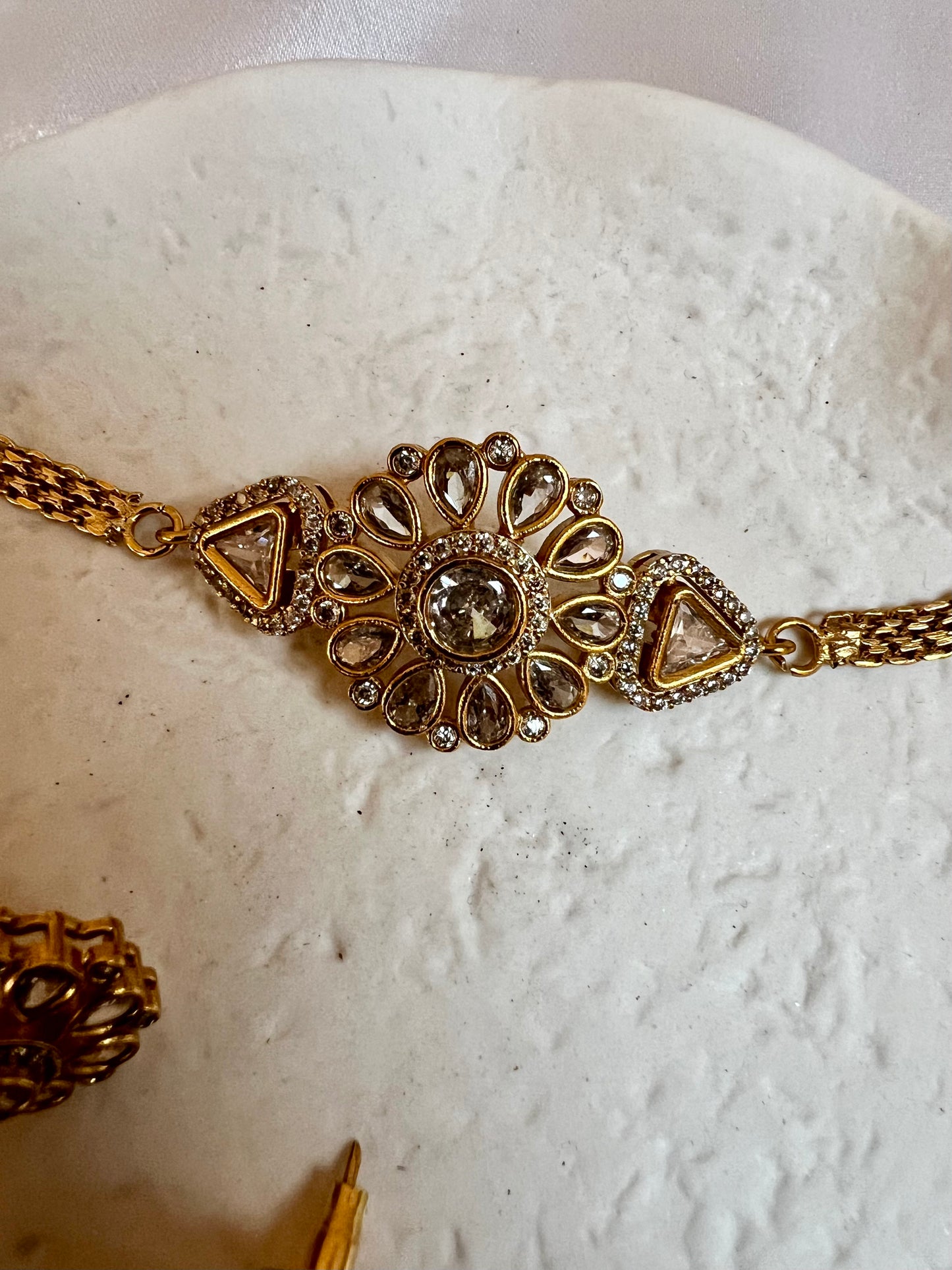 THUVA- Small golden choker necklace with earrings N3190