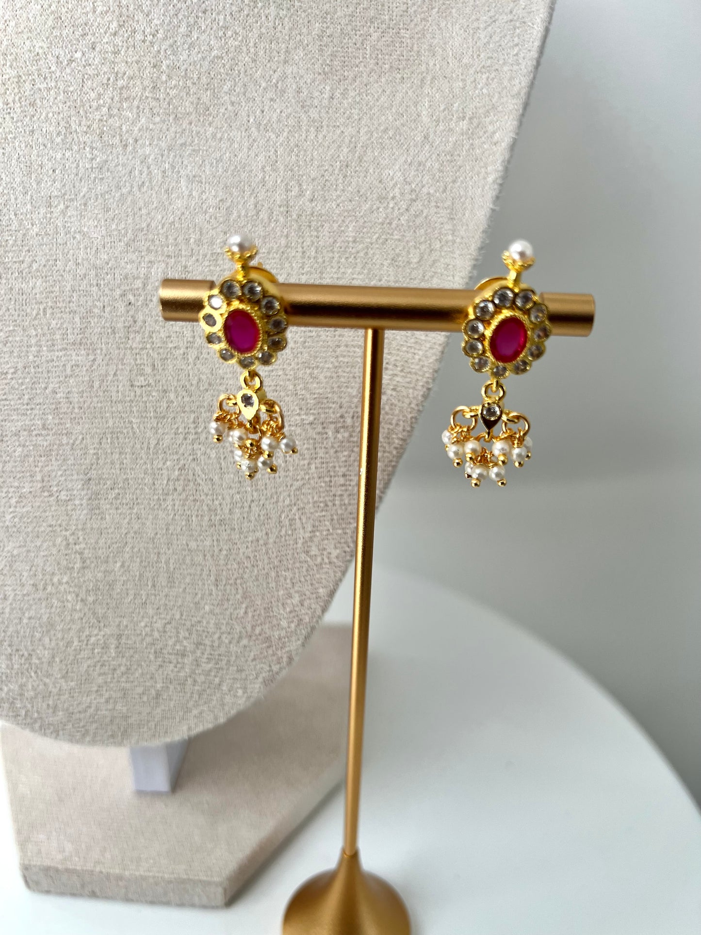 KESHANA - Simple gold chain with a white and ruby stoned centre piece with matching small earrings N3369