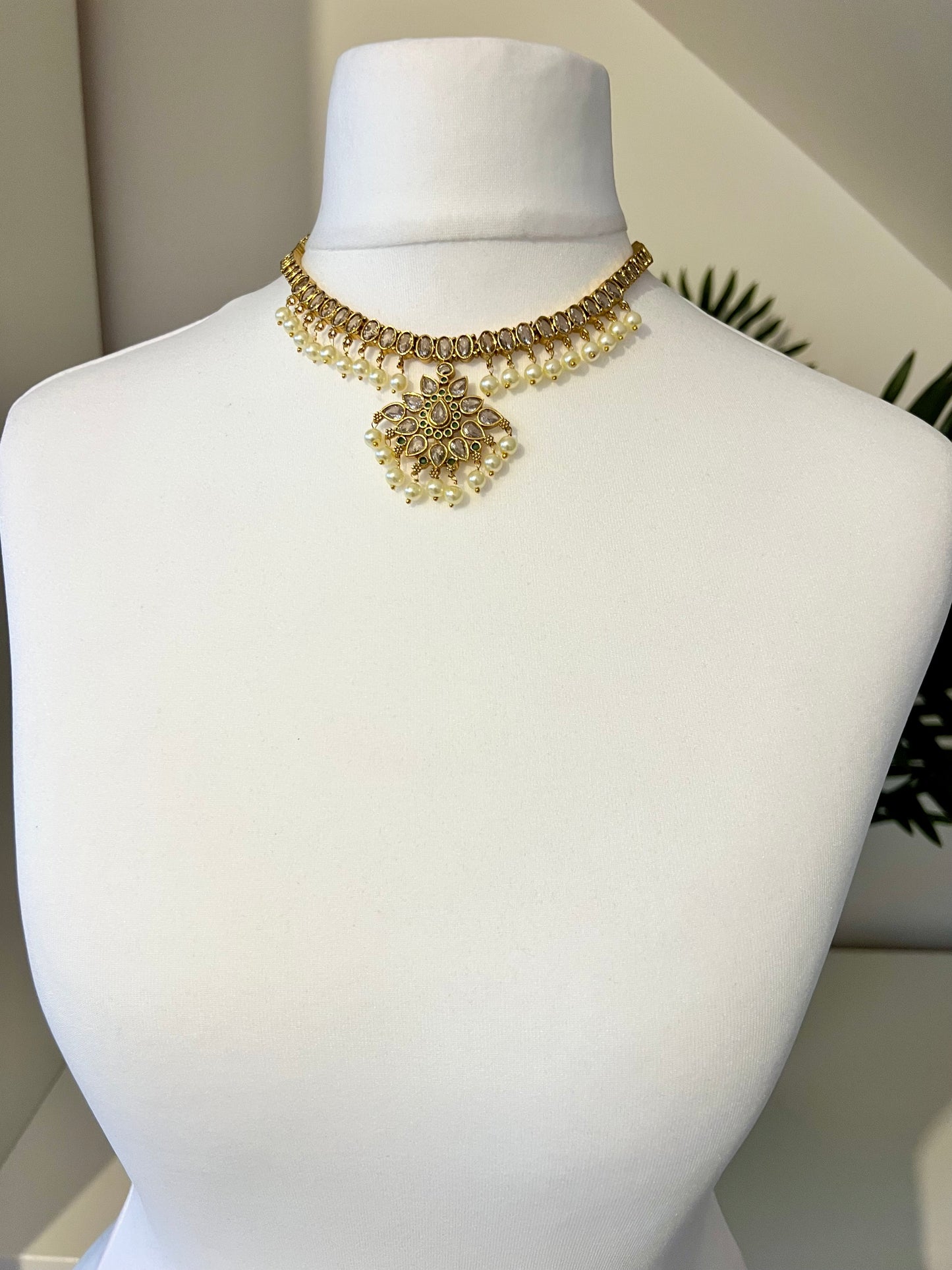 JASVIENNA - Short golden pearl necklace with clear and green stones and flat earrings N3245
