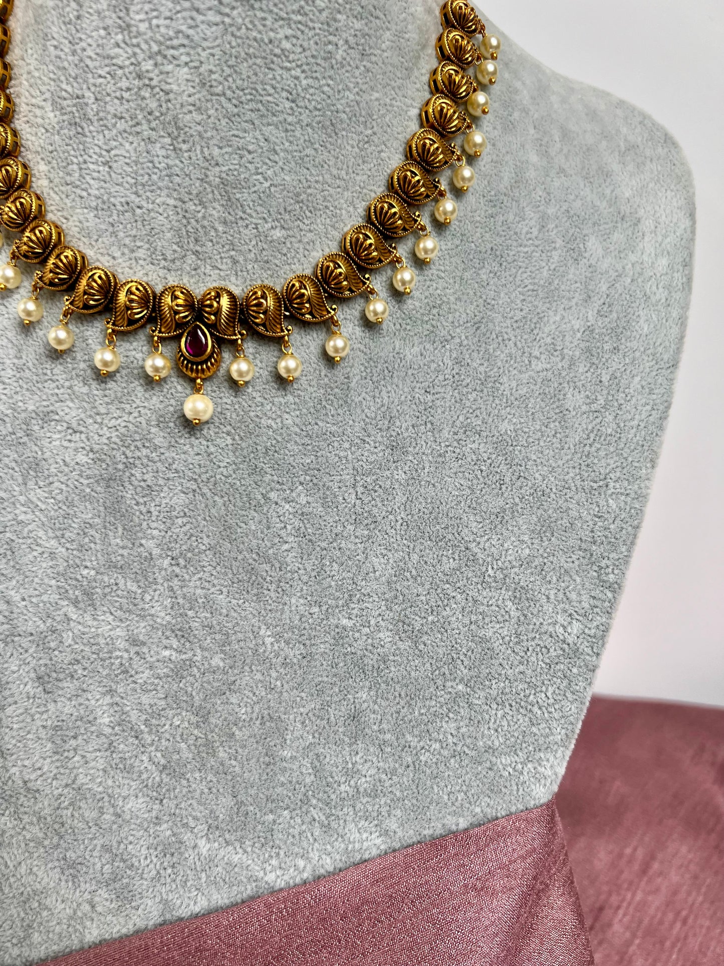 SABI - Antique moti mango shell ruby gold plated short necklace with small earrings N3044