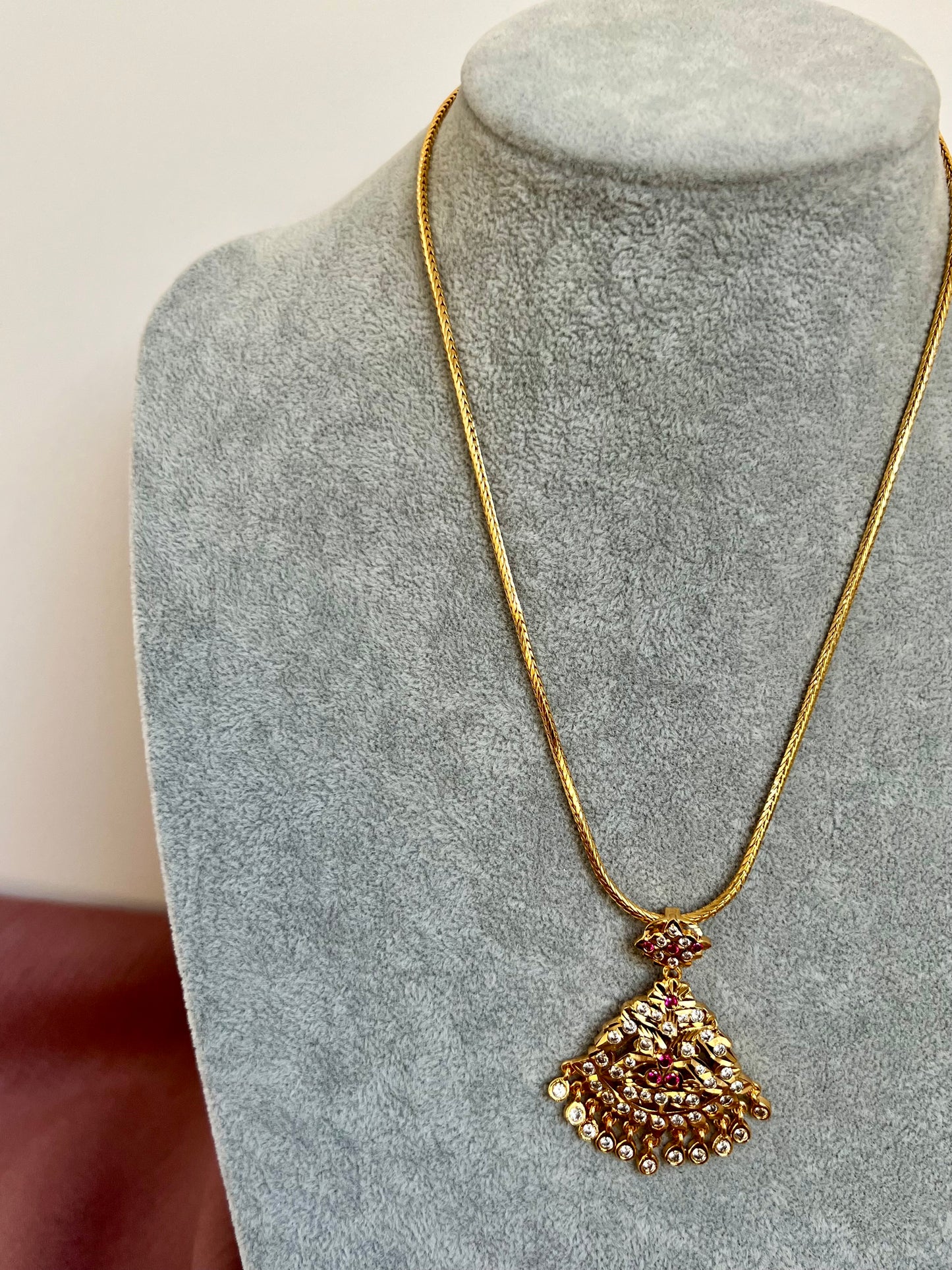 SHARMI -Short kodi impon necklace with ruby and white stones N3156