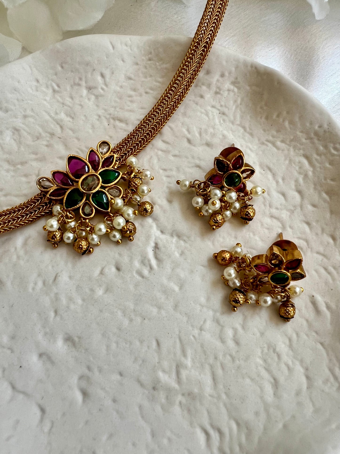 VARSHA - Classic small lotus pendant choker in rubygreen with pearls N3129