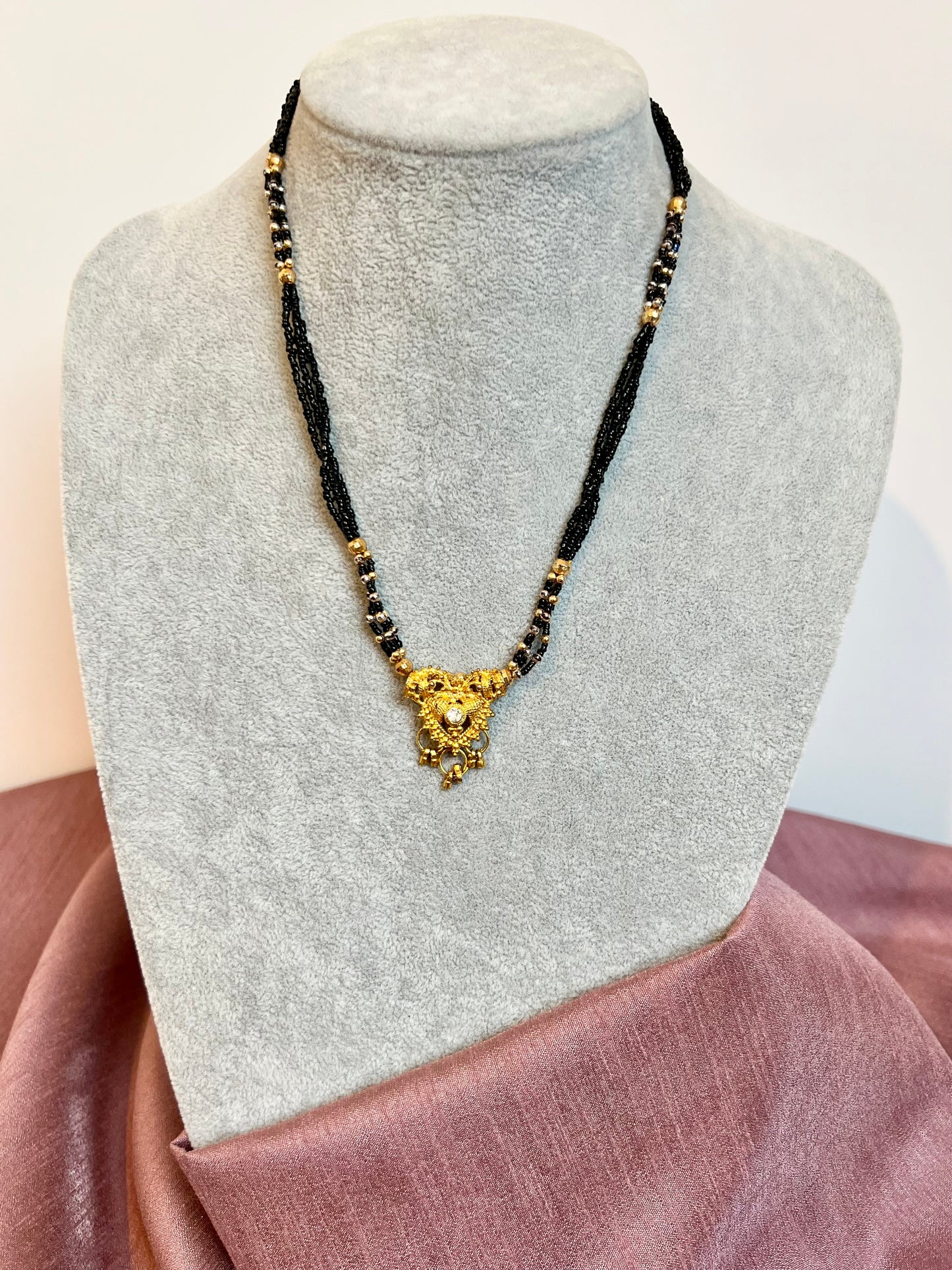 HASNA - Short simple black beaded gold necklace N3229