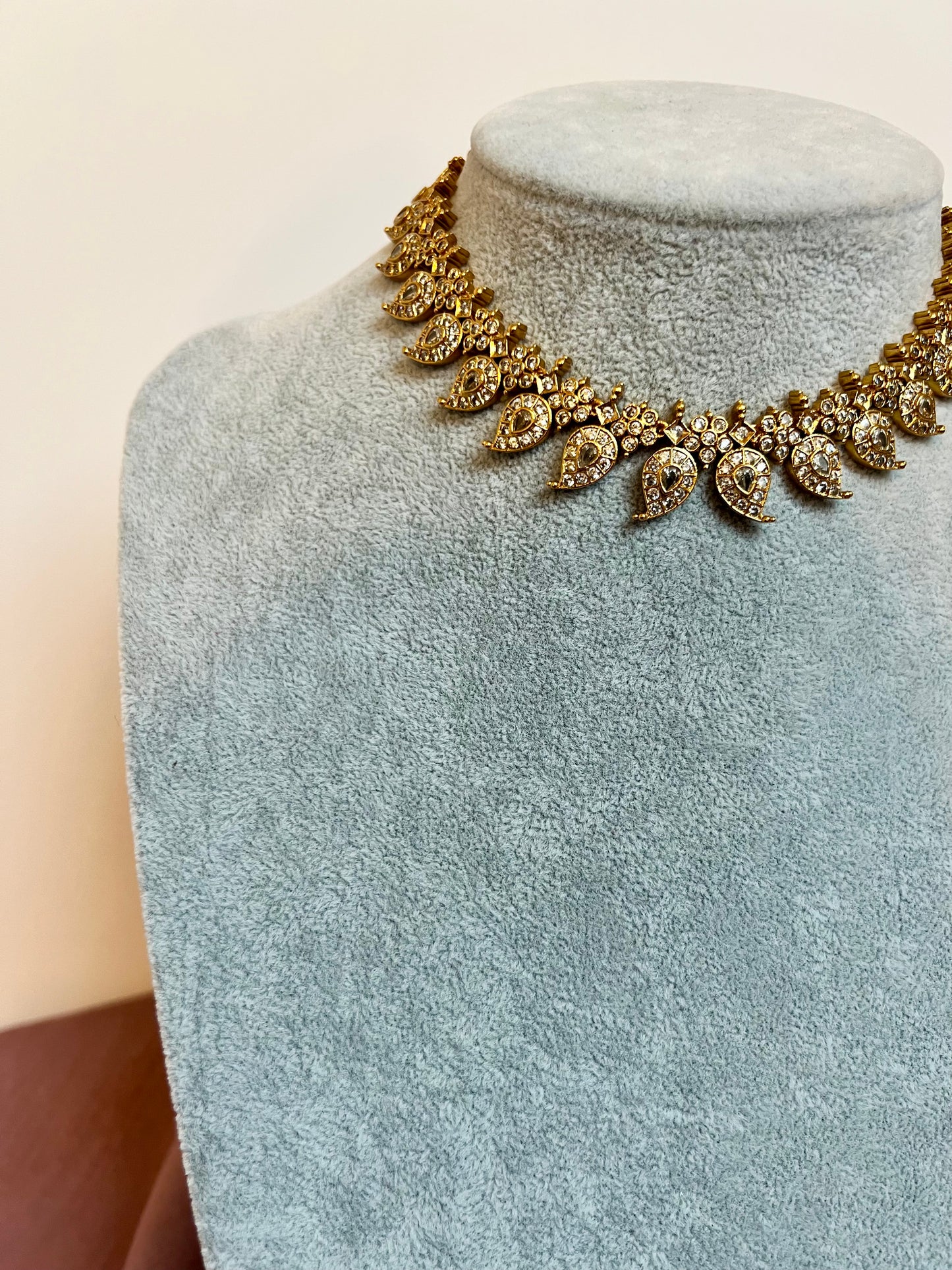 JOVINA - Short mango shaped golden necklace with matching earrings N3174