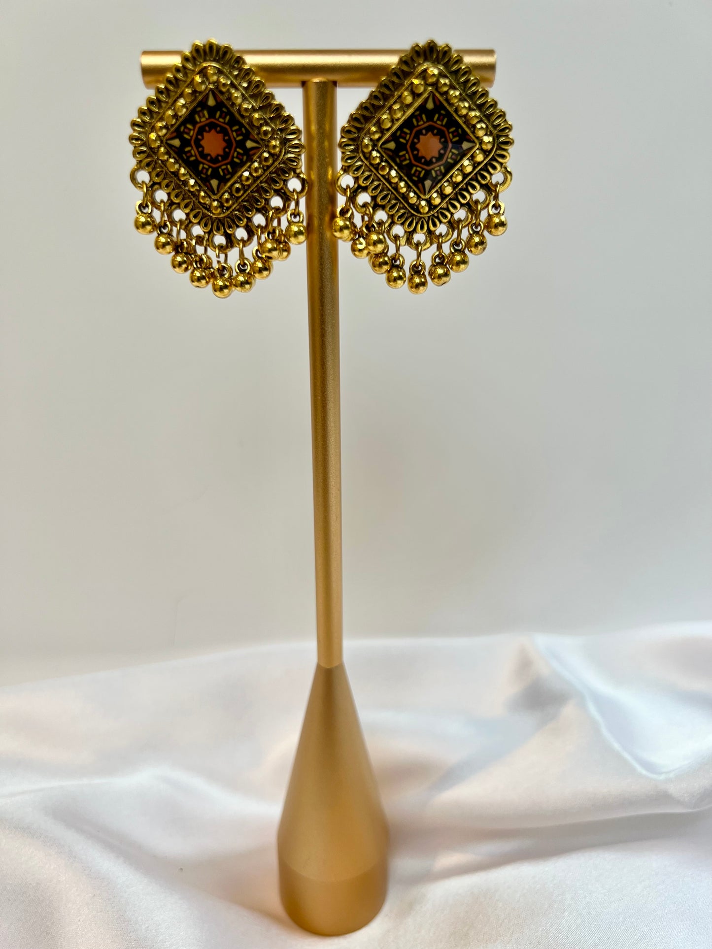 FLat golden earrings with golden balls E3048