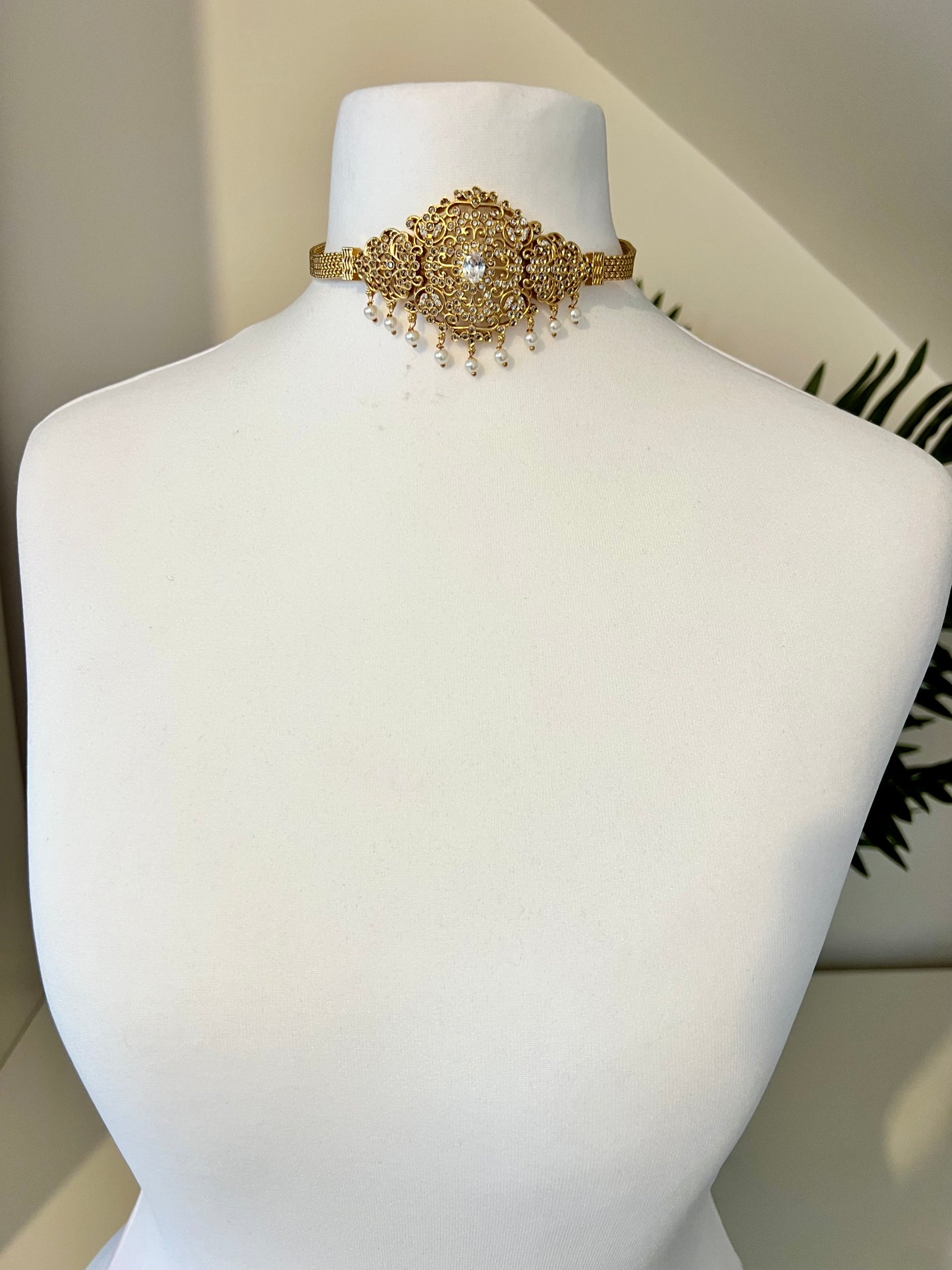 BANUVI - White stoned golden choker with flat earrings N3182