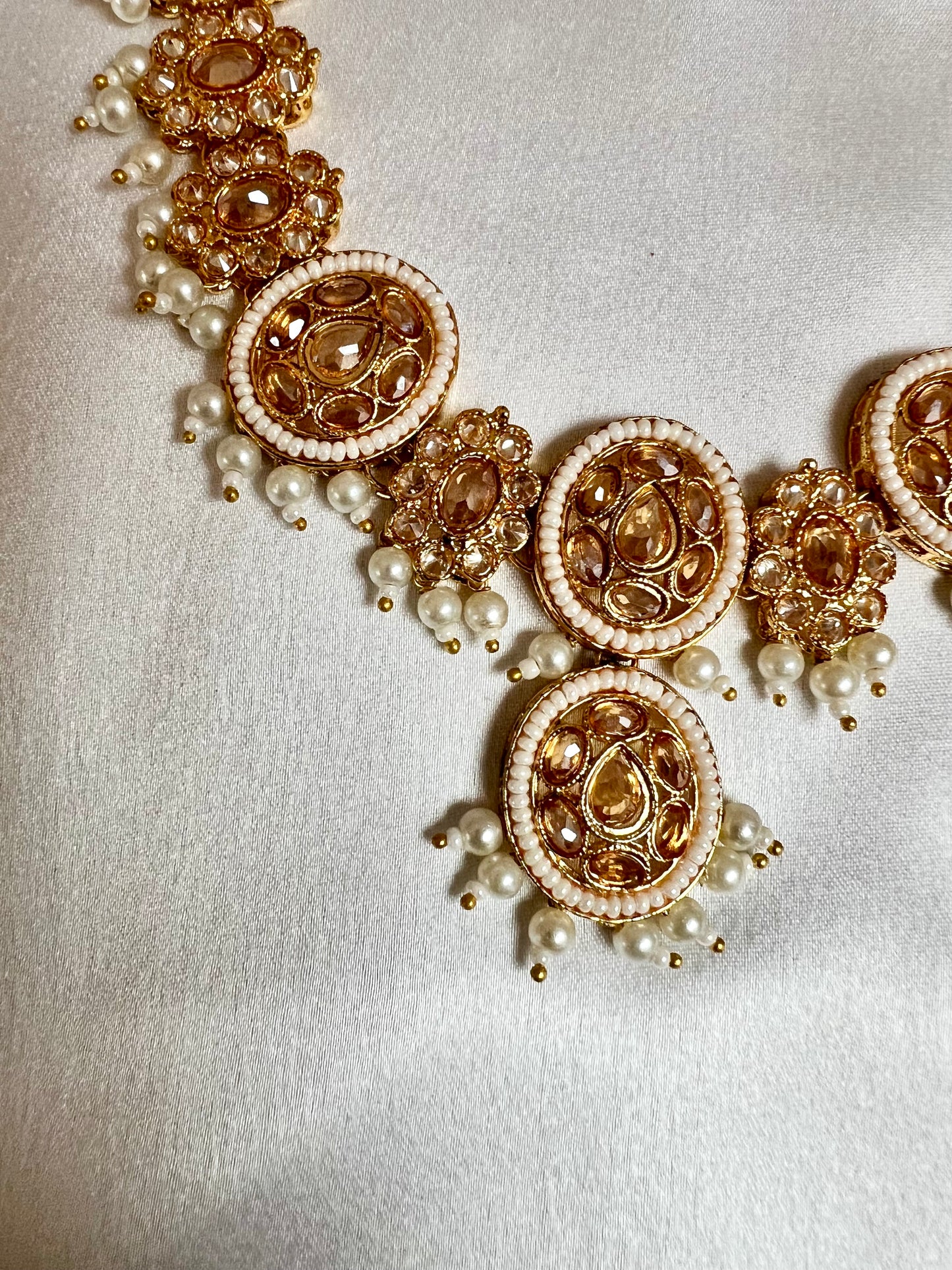 KISHENTHI - Short golden pearl necklace with matching earrings N3204