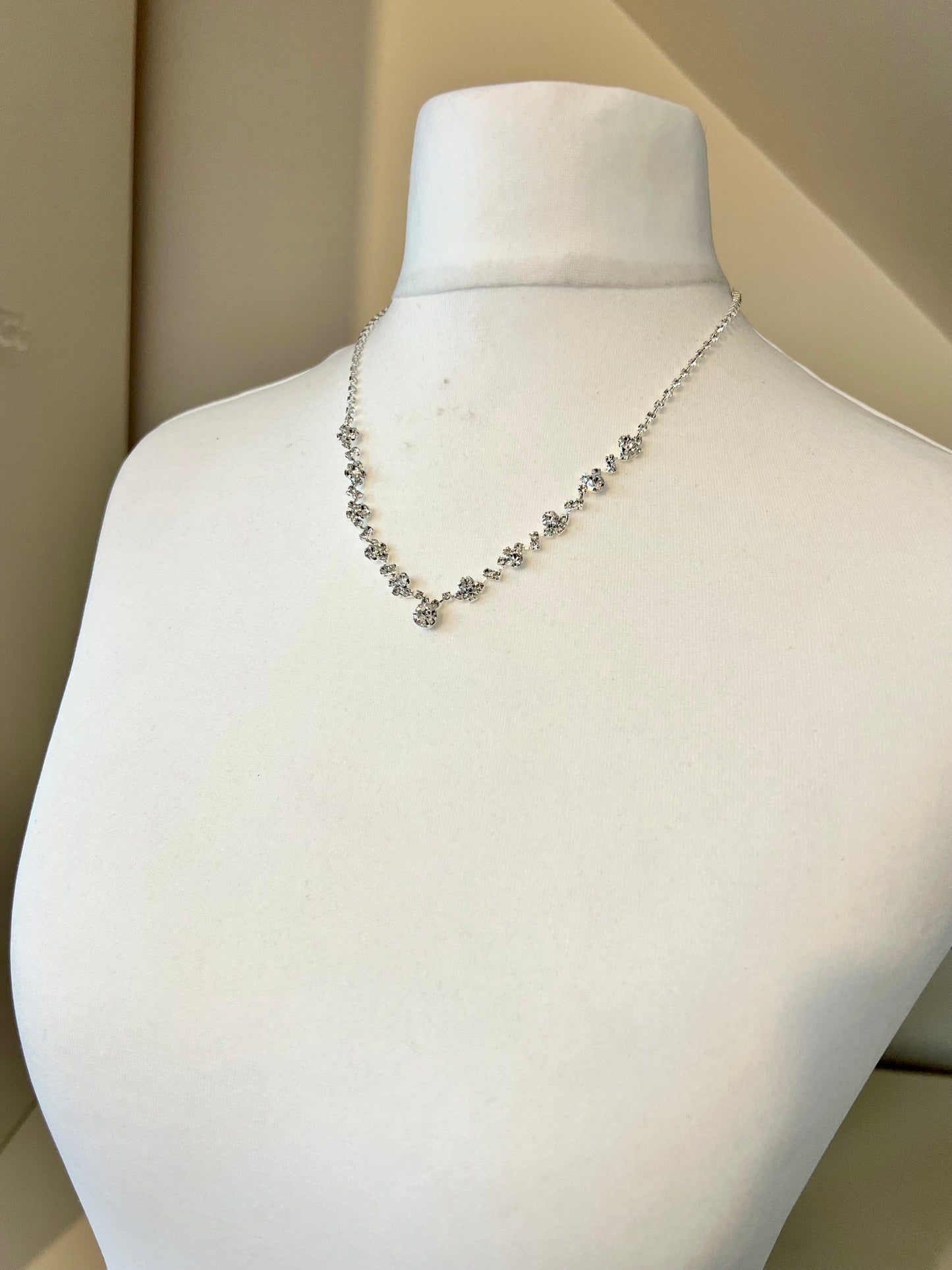 ANANYA - Simple short silver sparkly necklace N3227