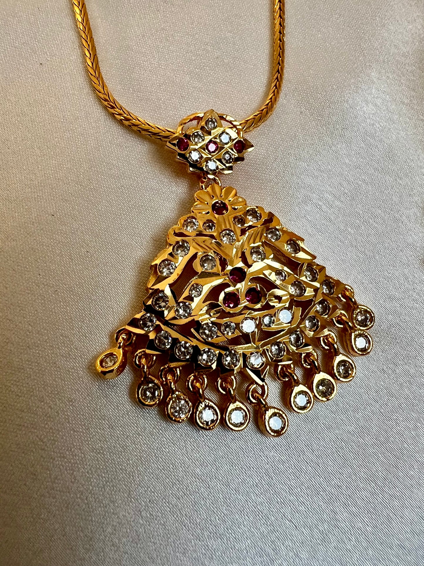 SHARMI -Short kodi impon necklace with ruby and white stones N3156