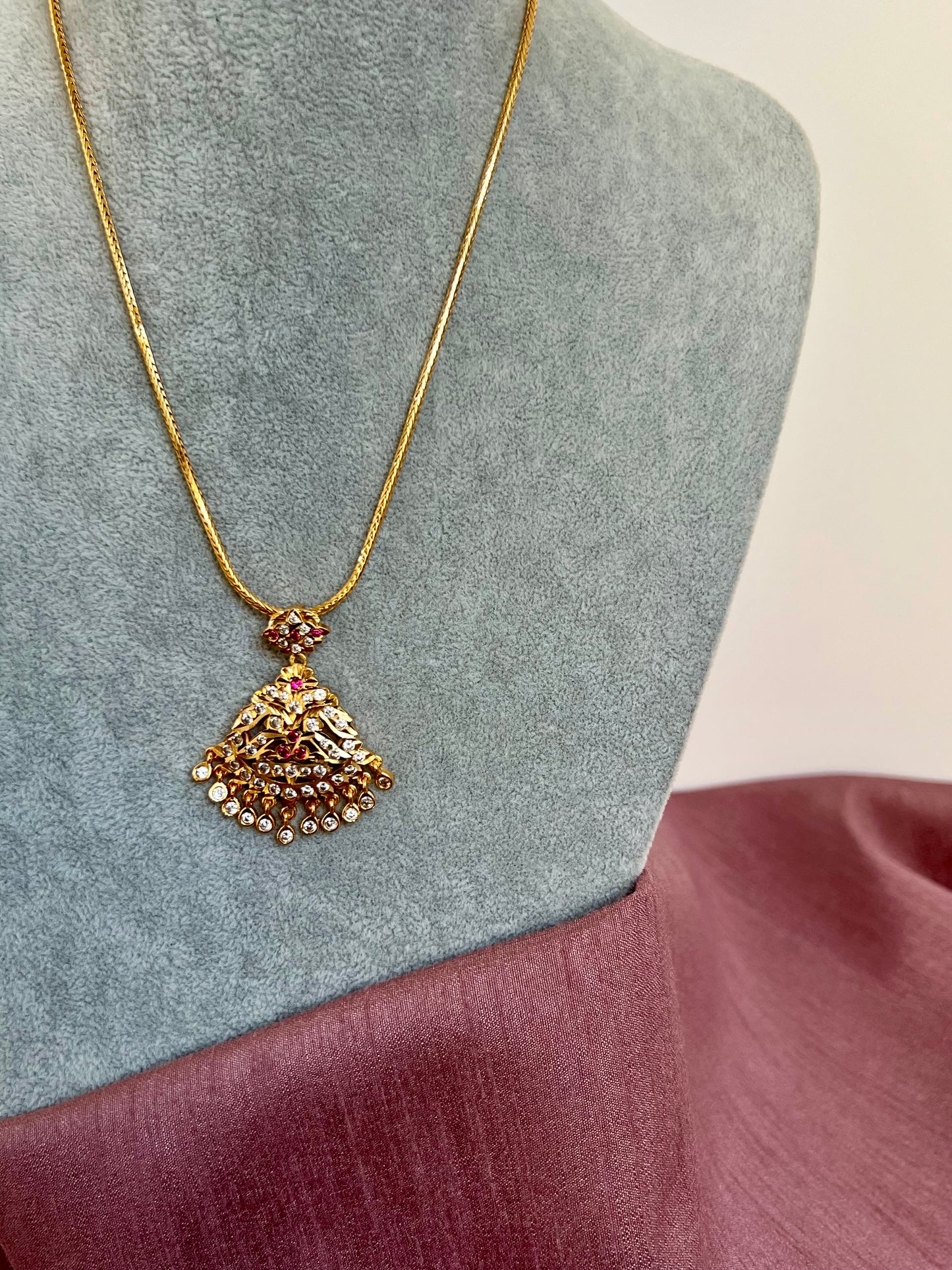 SHARMI -Short kodi impon necklace with ruby and white stones N3156