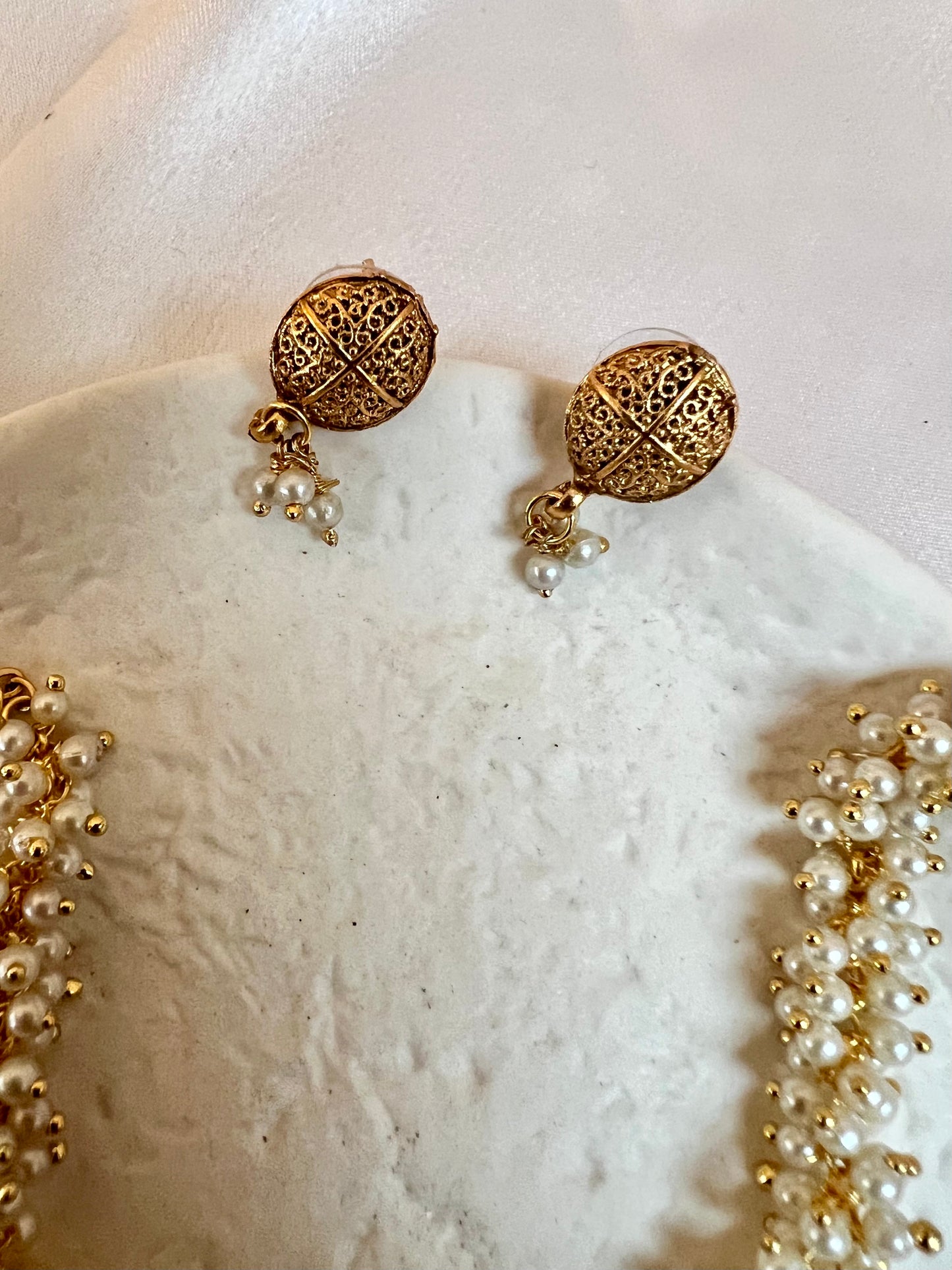 VINOTHA - Small pearl golden choker with small stud earrings N3192