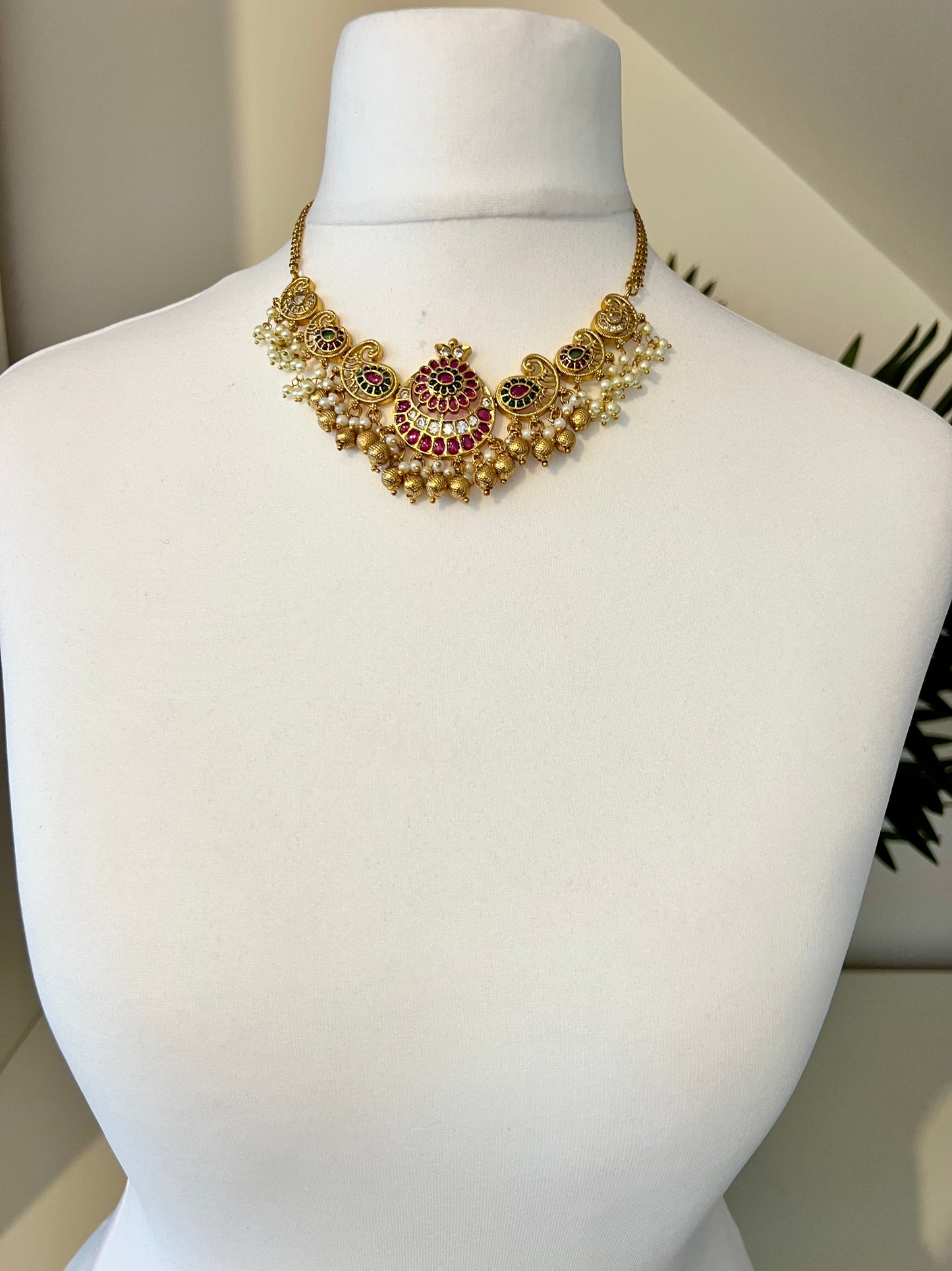 SANGEETHA - Short necklace in ruby and green stones and white pearls, jhumkas included N3184