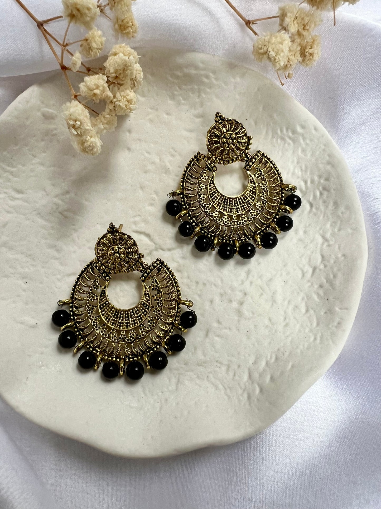 Black beaded antique gold earrings E3056