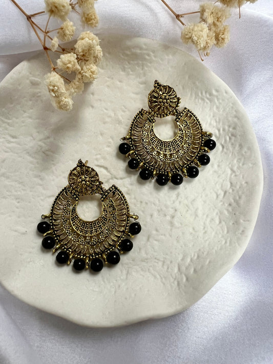 Black beaded antique gold earrings E3056