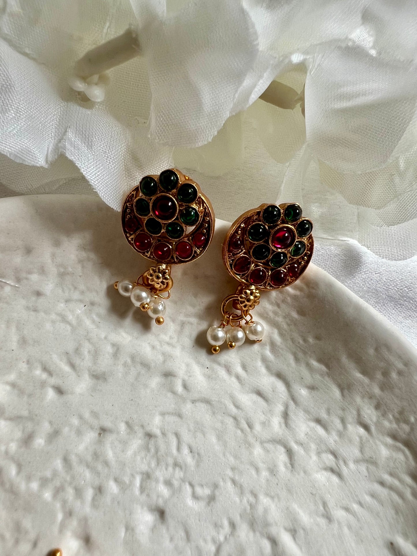 NILAA - Golden moon choker in rubygreen with small pearls and earrings N3109