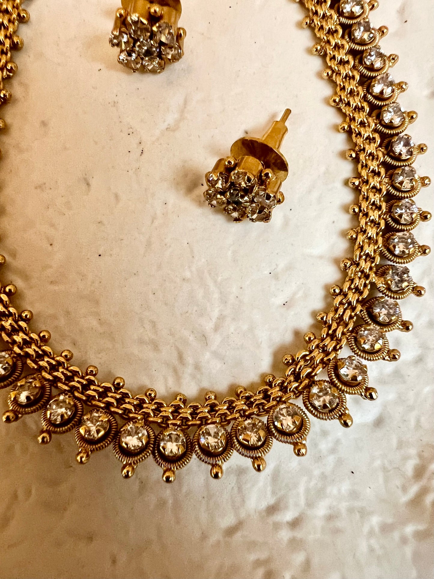 KAANTHI - Simple gold chain with stones and small stud earrings N3247