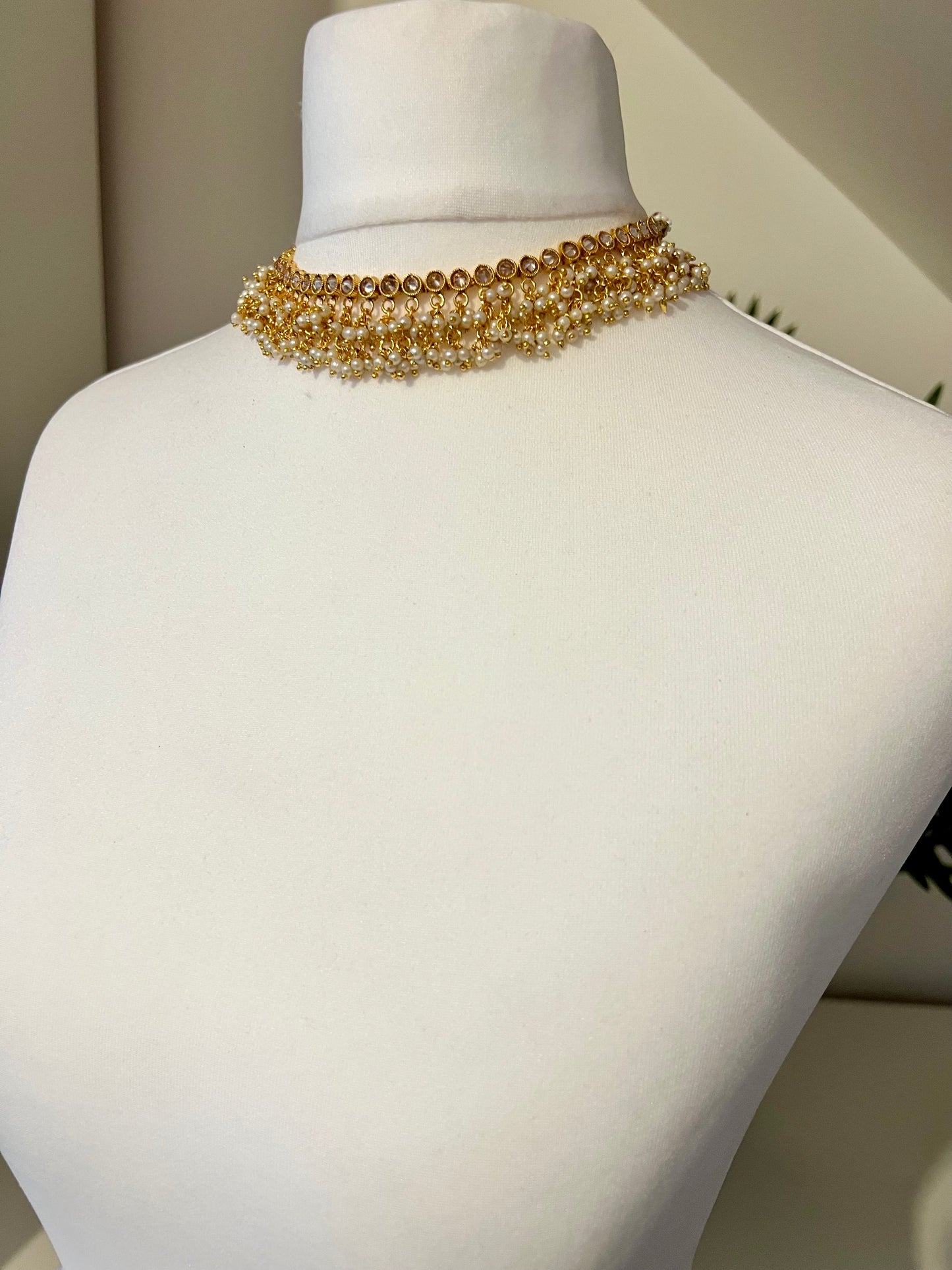 JANSIKA - Simple gold chain necklace with kundan stones and dangling pearls, with earrings N3249