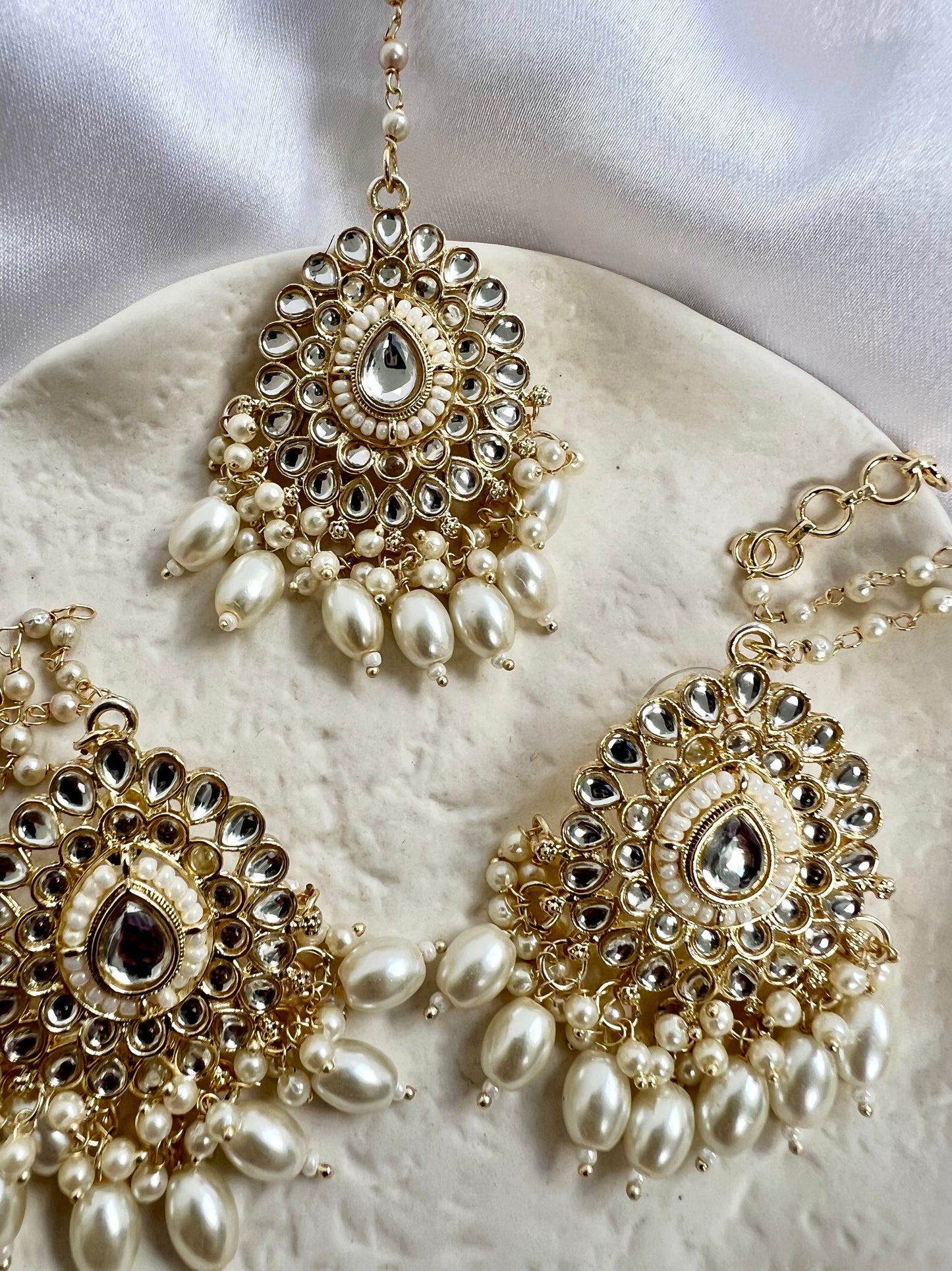 White pearl white stoned pearl earring and tikka set ET3001