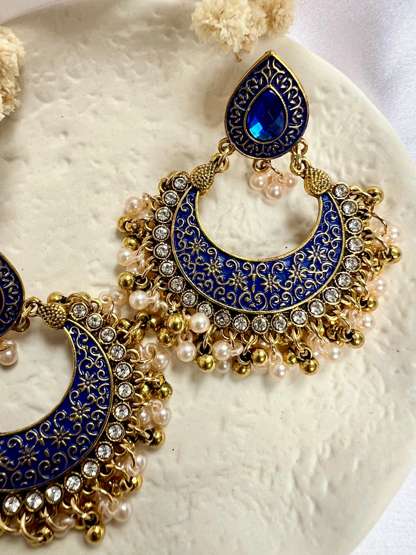 Flat lage round blue painted white stoned pearl earrings E3071