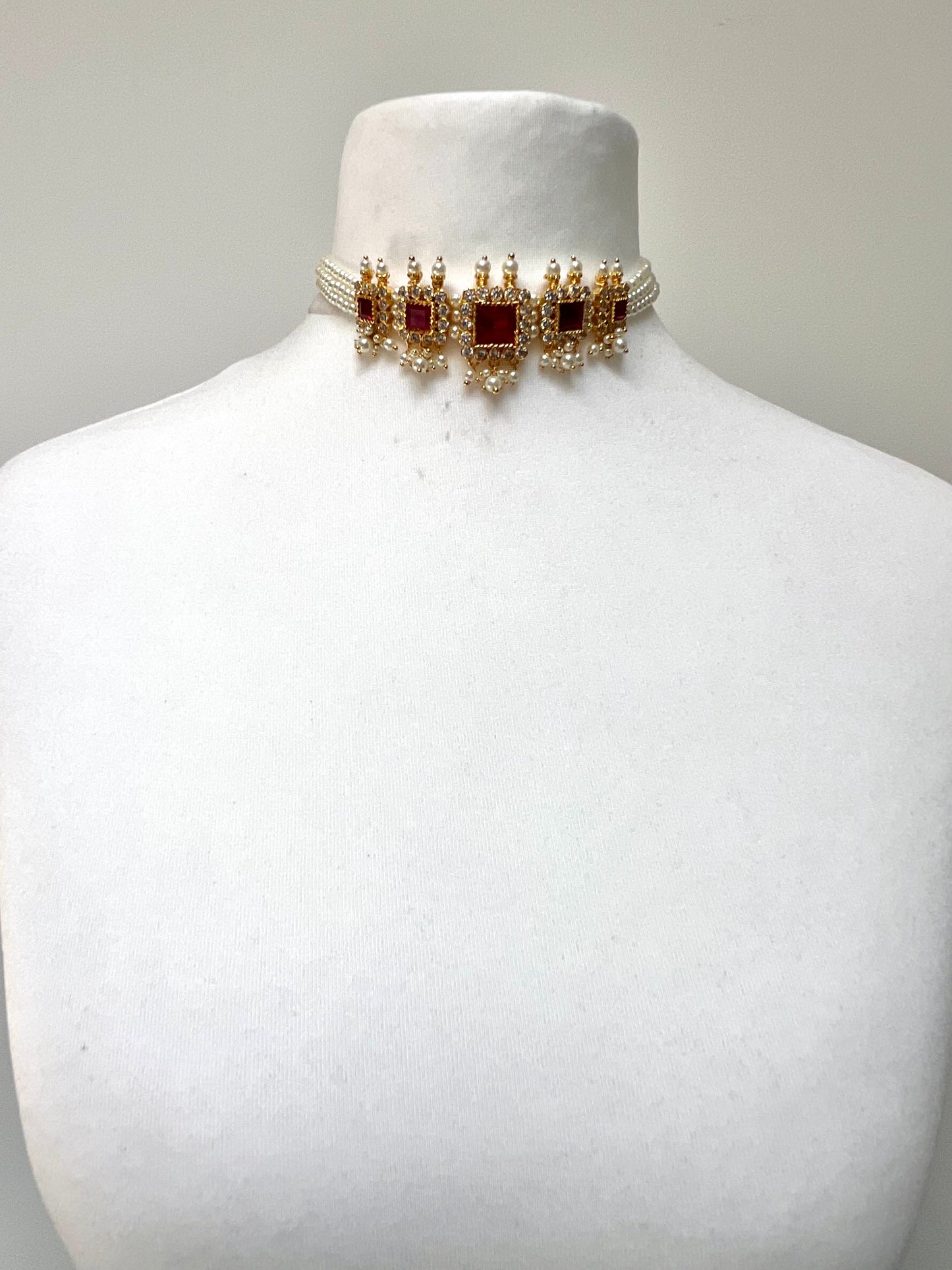 PARVATI - Pearl choker in ruby and white with matching earrings N3305