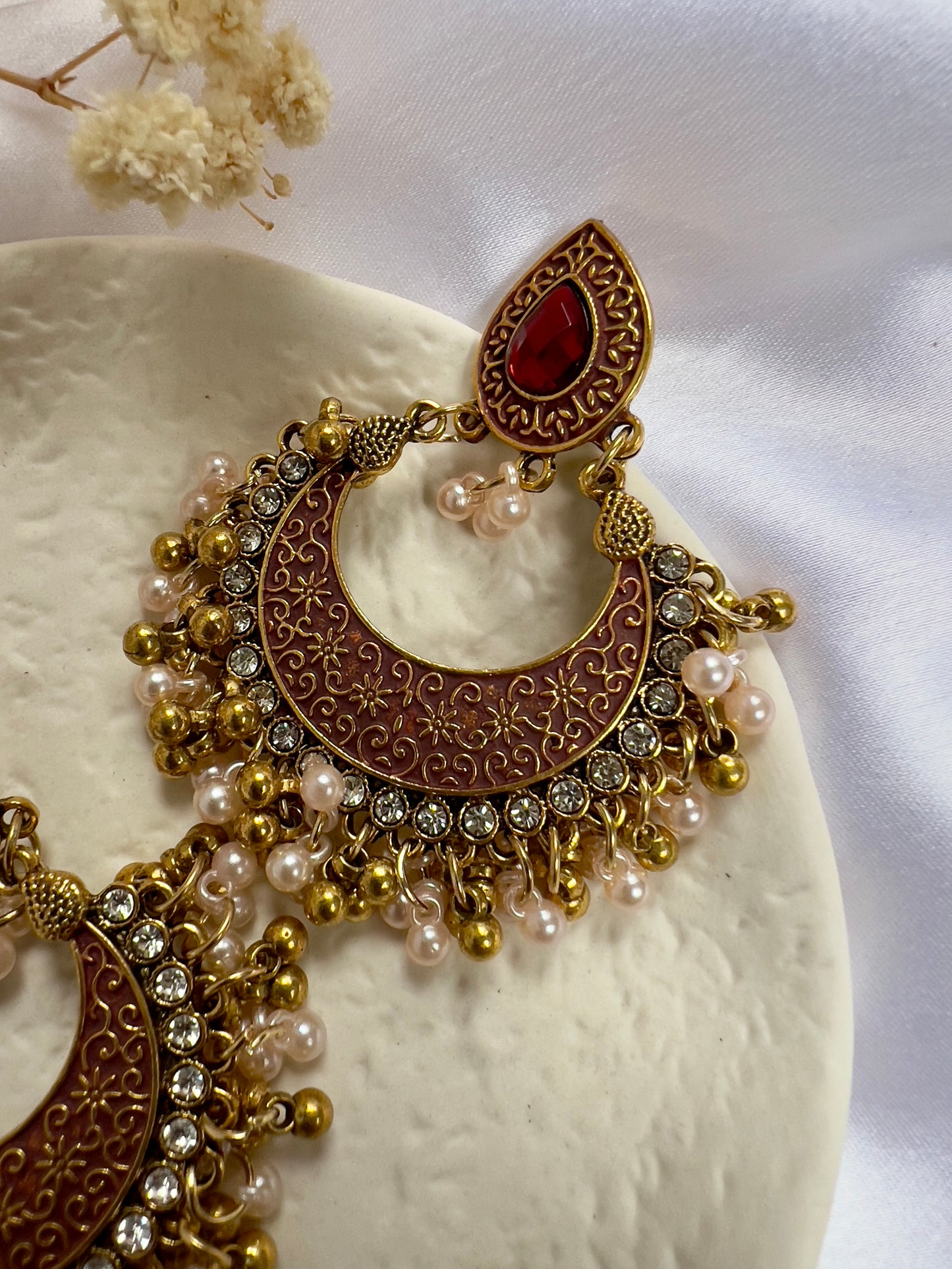 Flat red painted golden earrings with white and golden pearls E3052