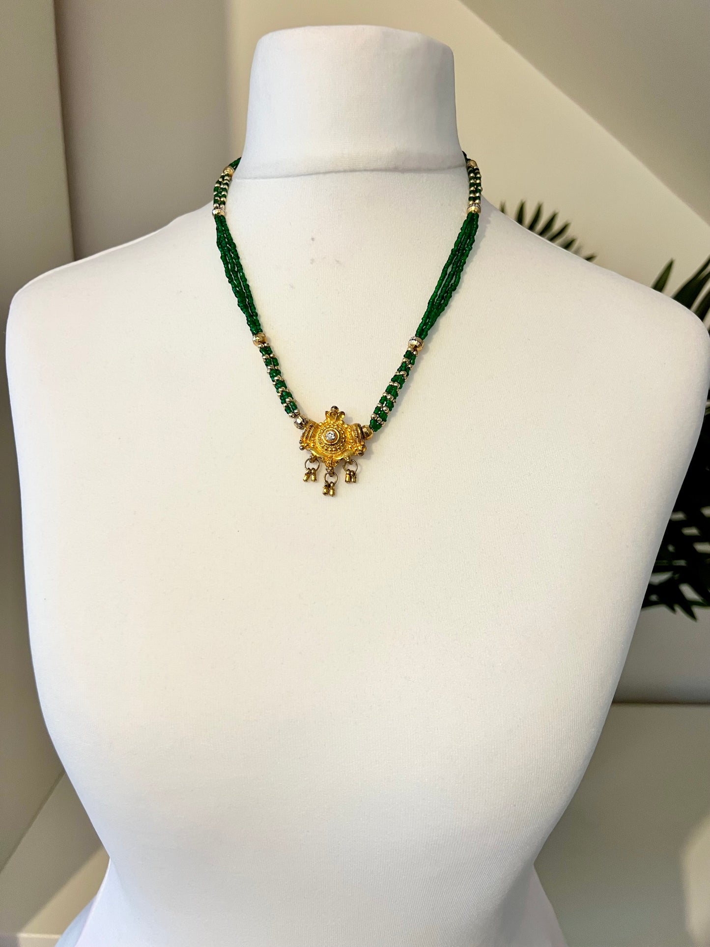 GABISA - Short chain green necklace with a golden pendant N3241
