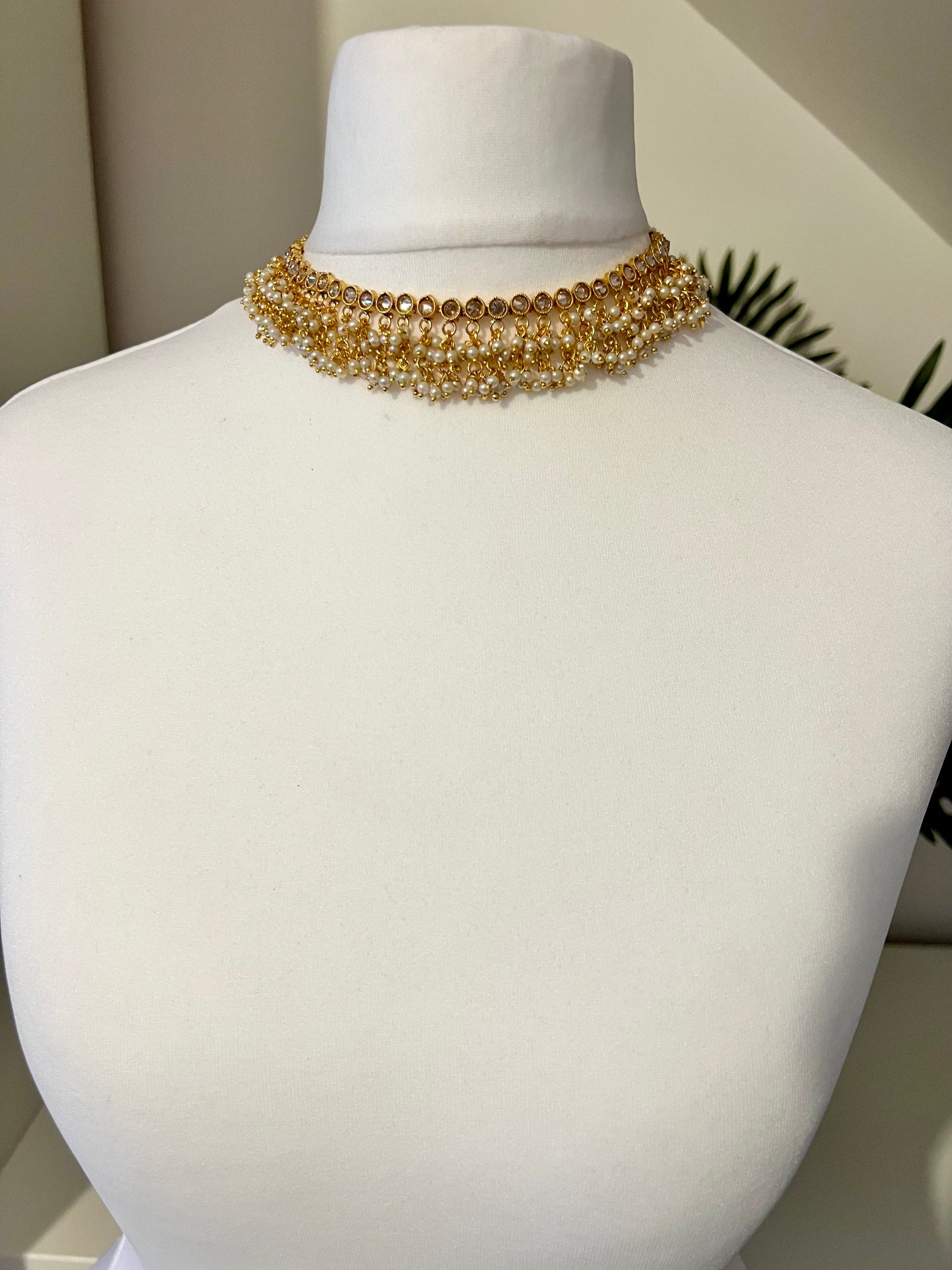 JANSIKA - Simple gold chain necklace with kundan stones and dangling pearls, with earrings N3249