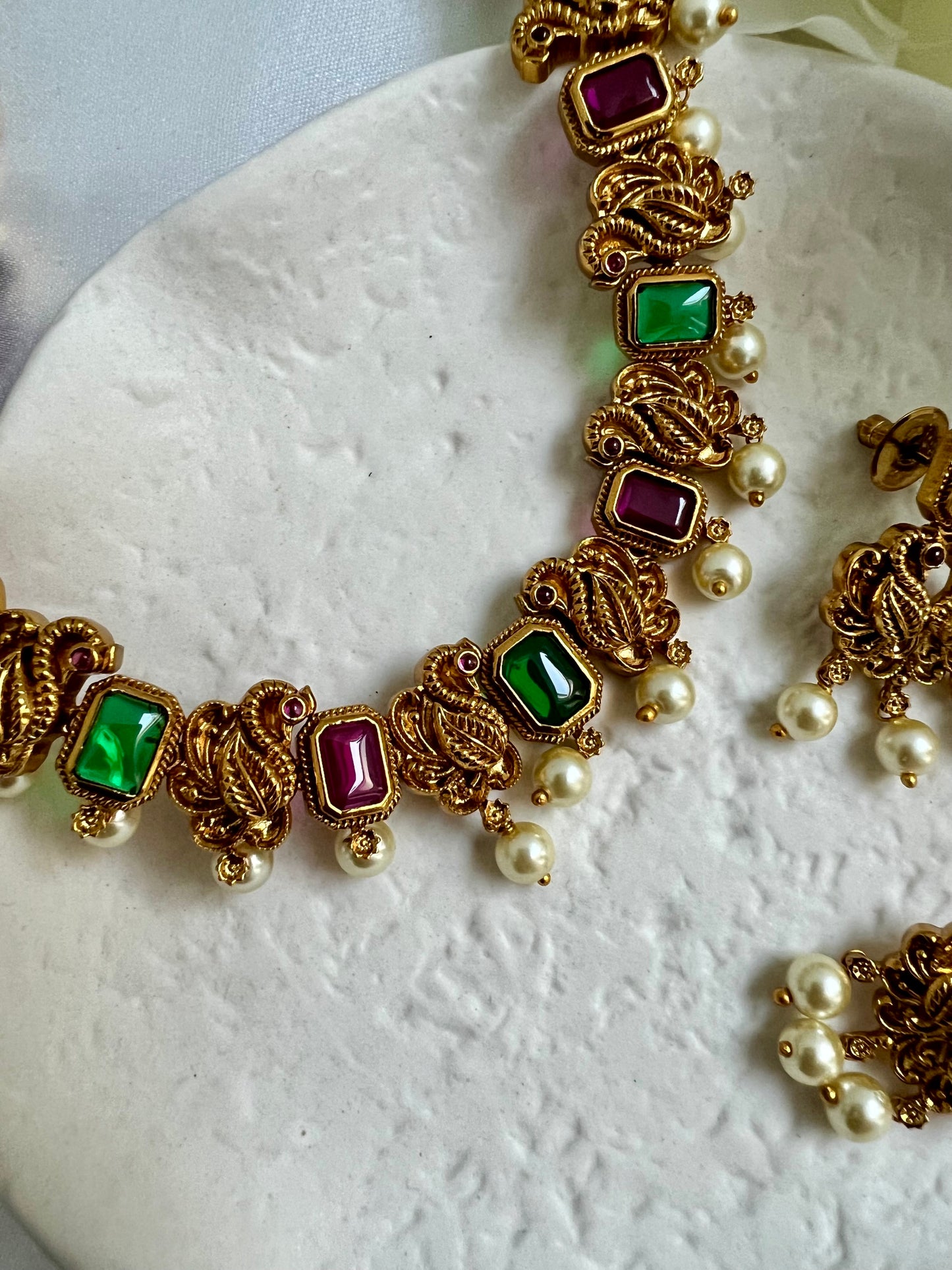 VANI - Antique long peacock necklace gold plated matte rubygreen with matching earrings N3024