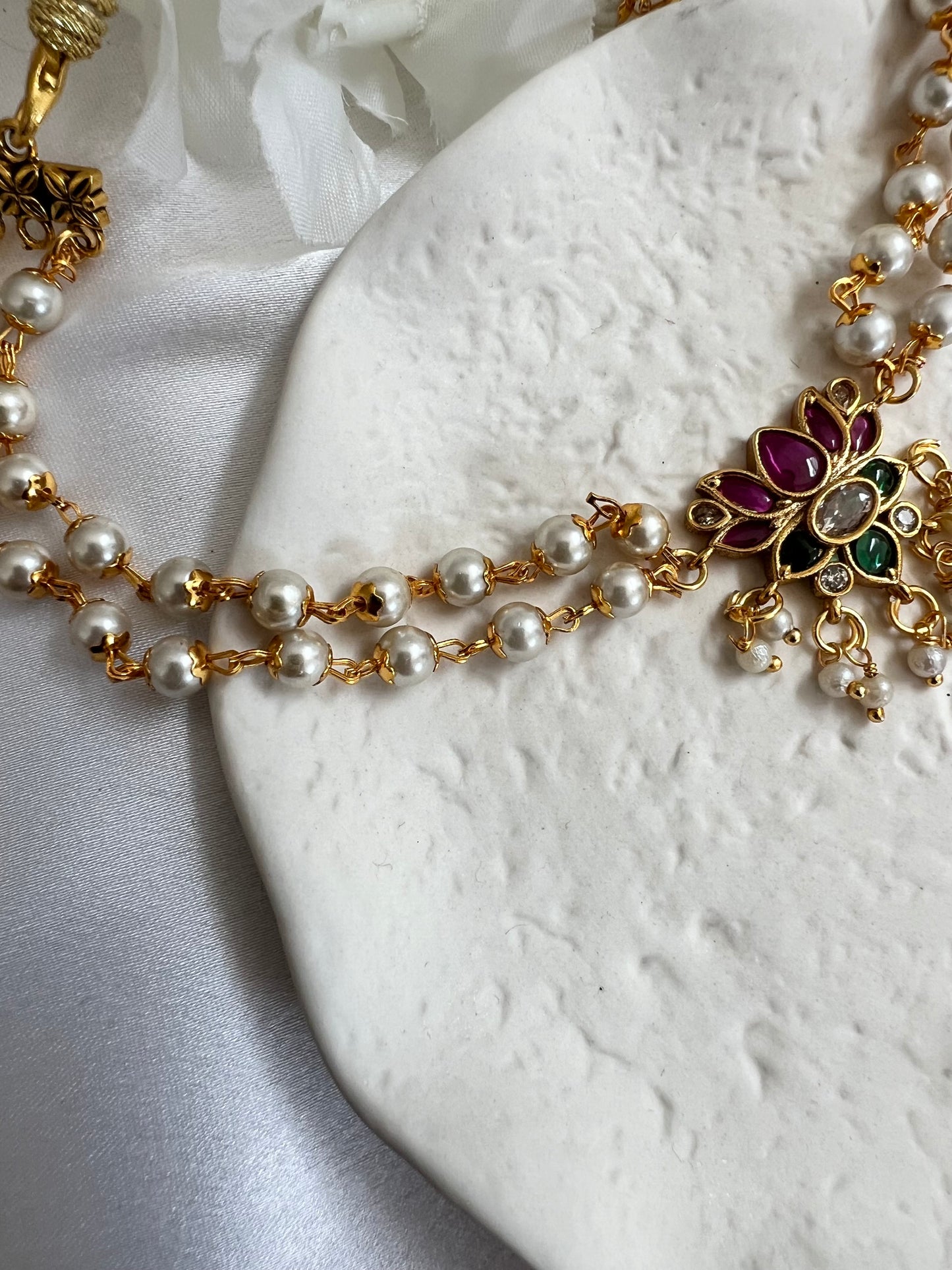 KRITI - Lotus rubygreen choker with pearl chain, matching earrings included N3131