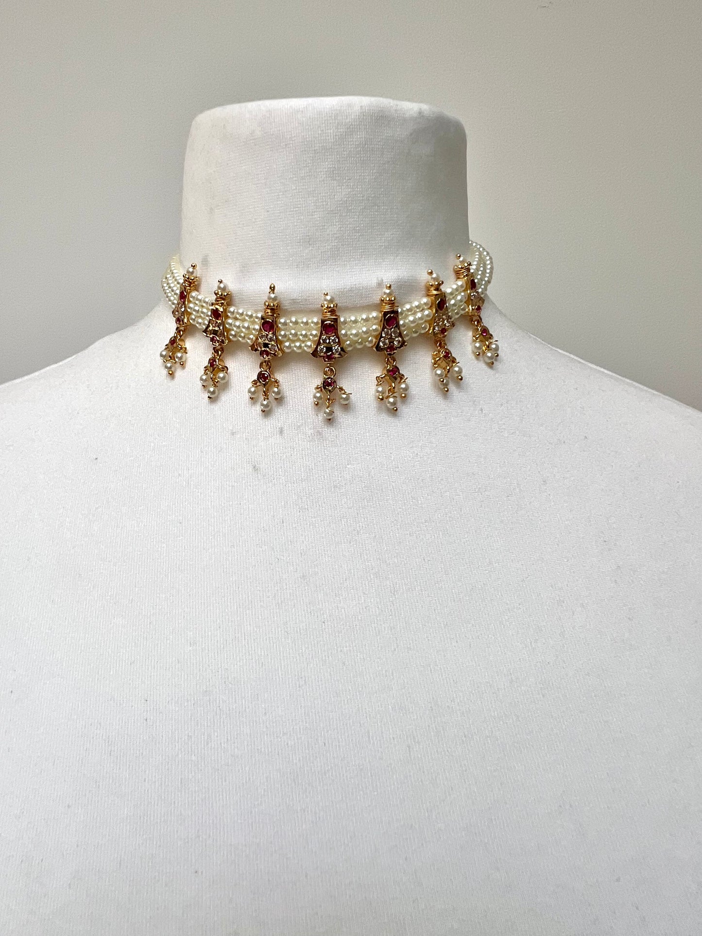 ARASI - Impon pearl choker in ruby and white with matching flat earrings N3304
