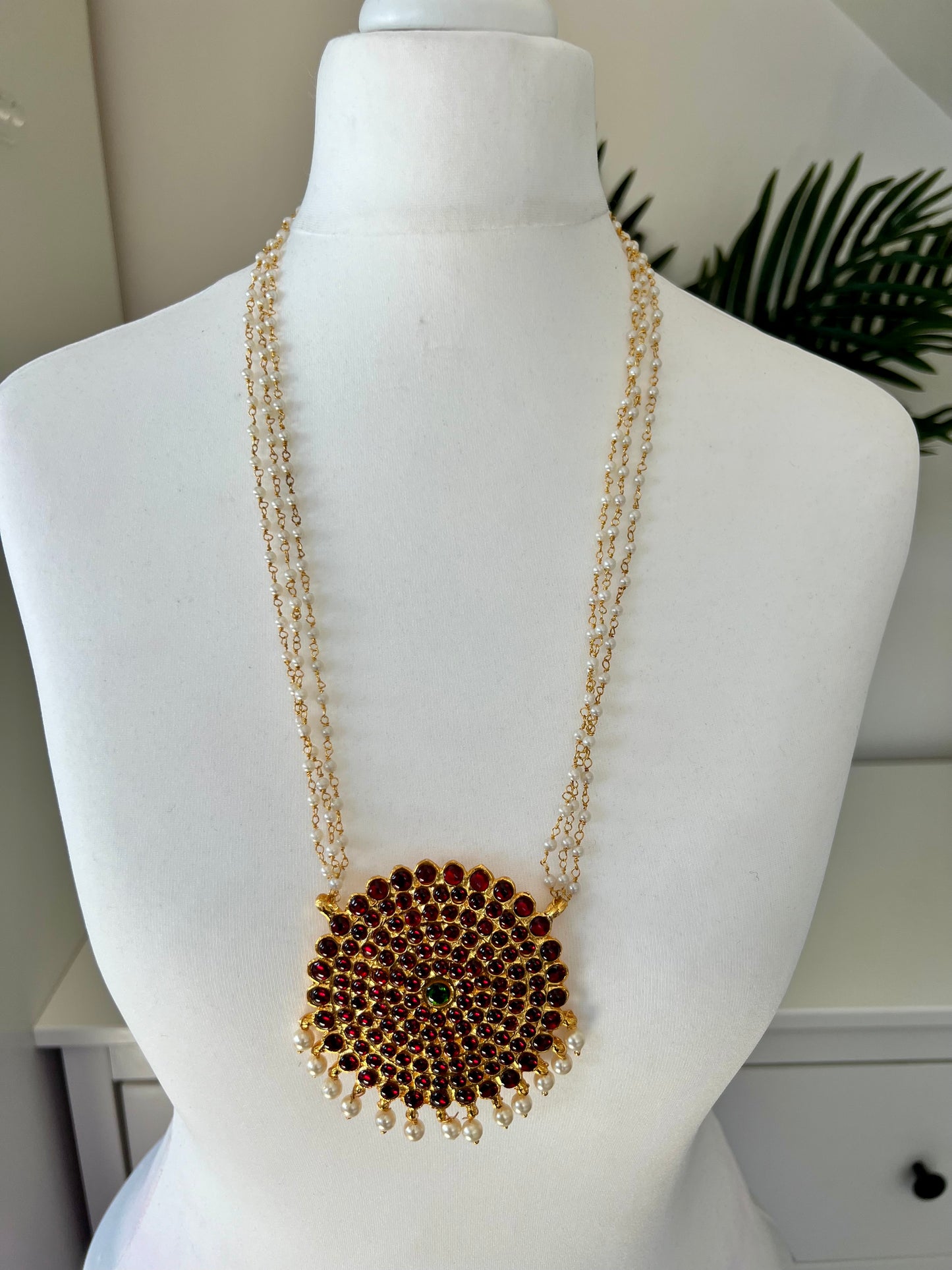ABINA - Long traditional ruby kemp stone necklace with pearl chains N3134