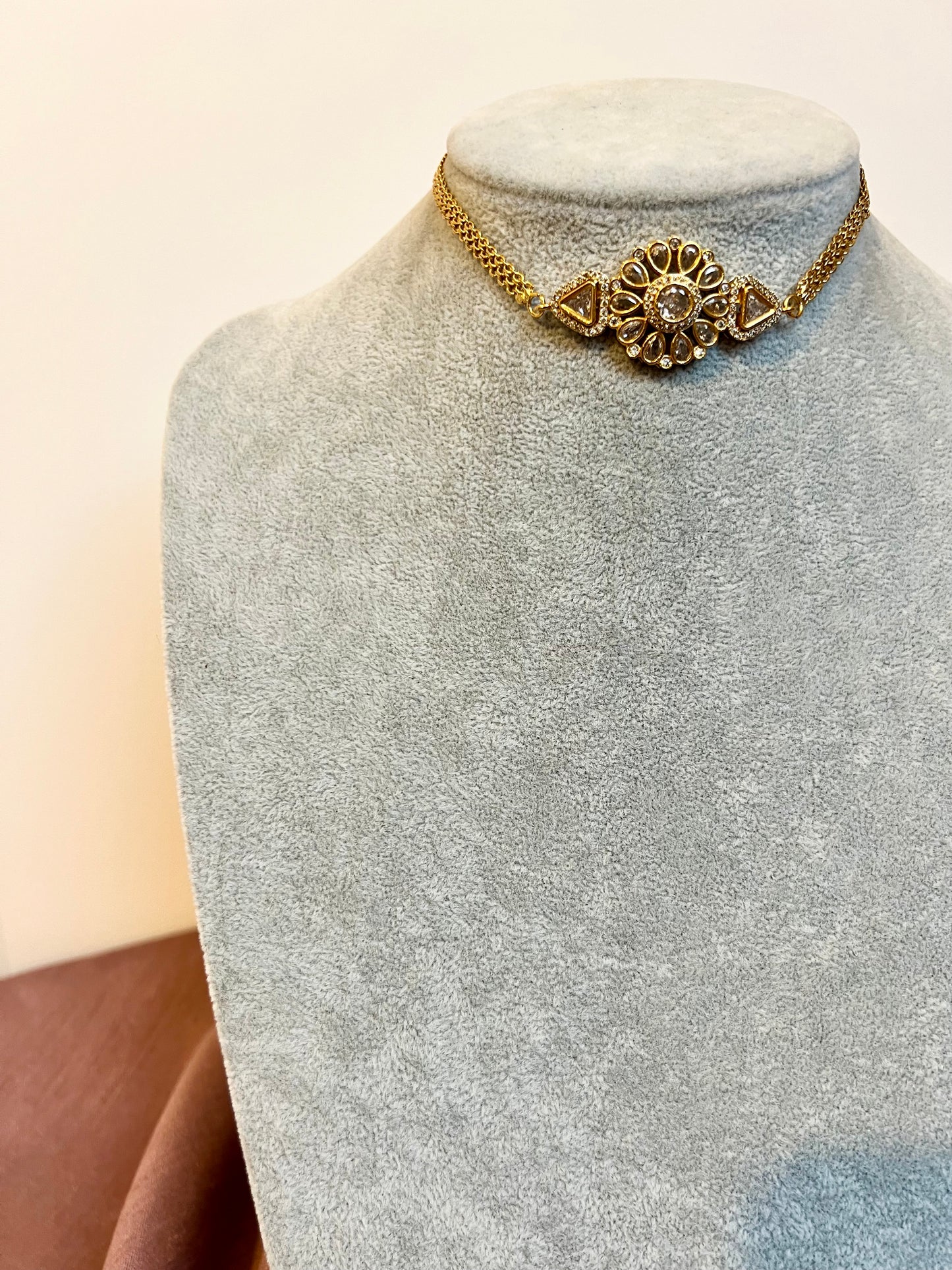 THUVA- Small golden choker necklace with earrings N3190