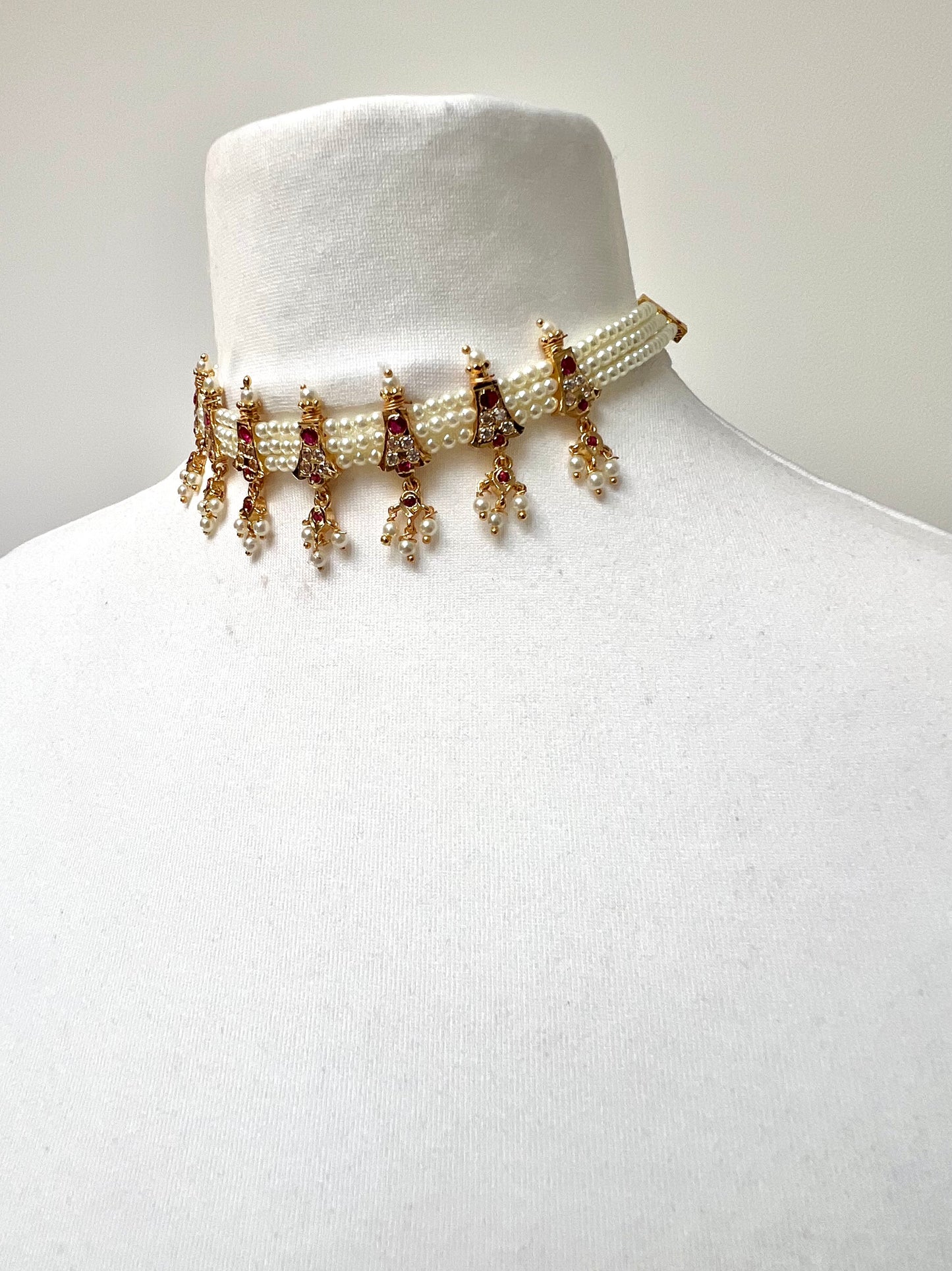 ARASI - Impon pearl choker in ruby and white with matching flat earrings N3304