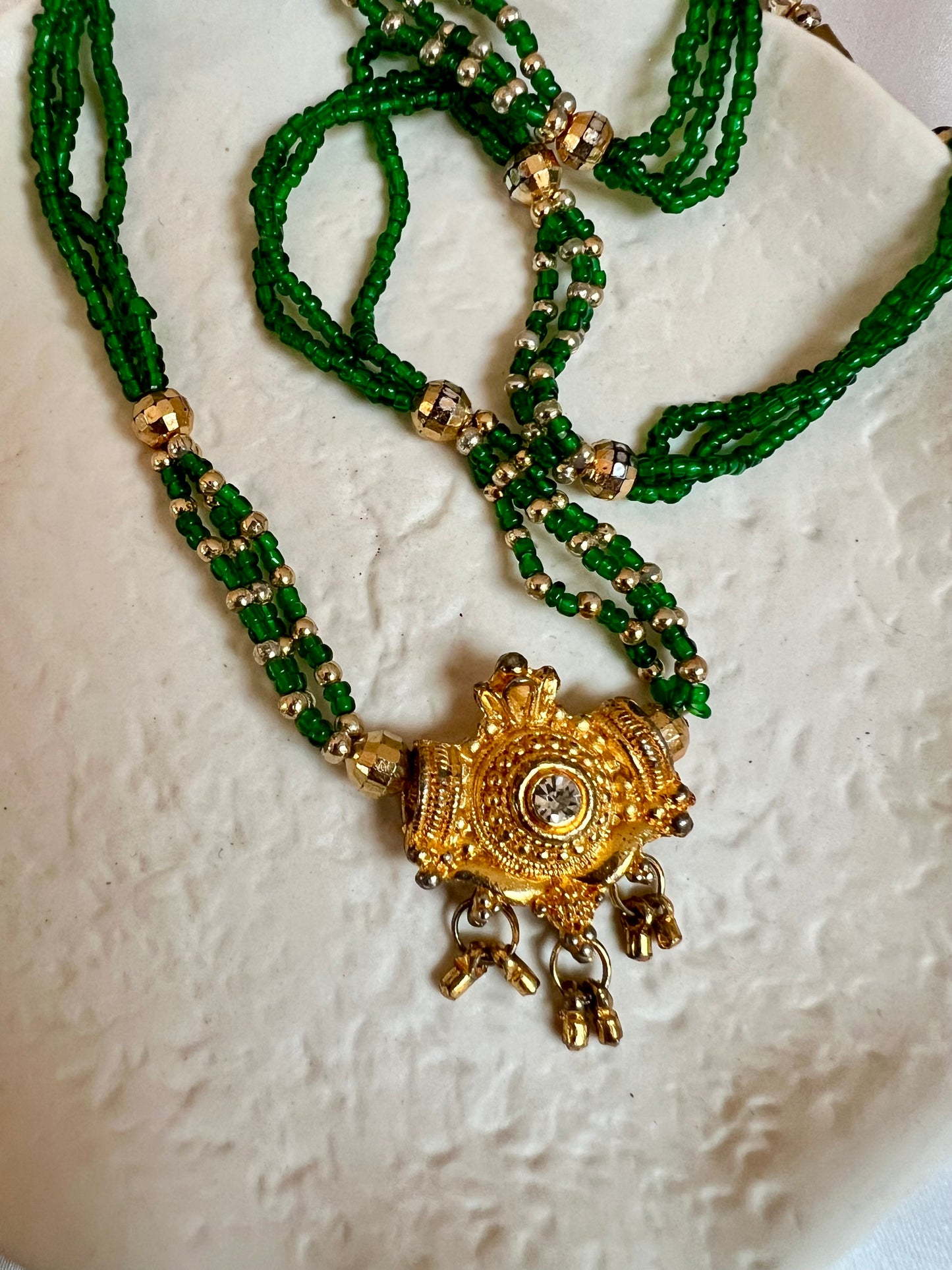 GABISA - Short chain green necklace with a golden pendant N3241