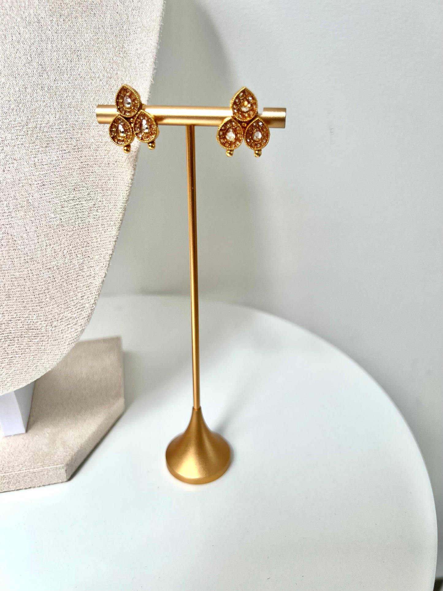 VIMSHA- Dainty simple golden necklace embellished with champagne stones and paired with flat earrings N3254