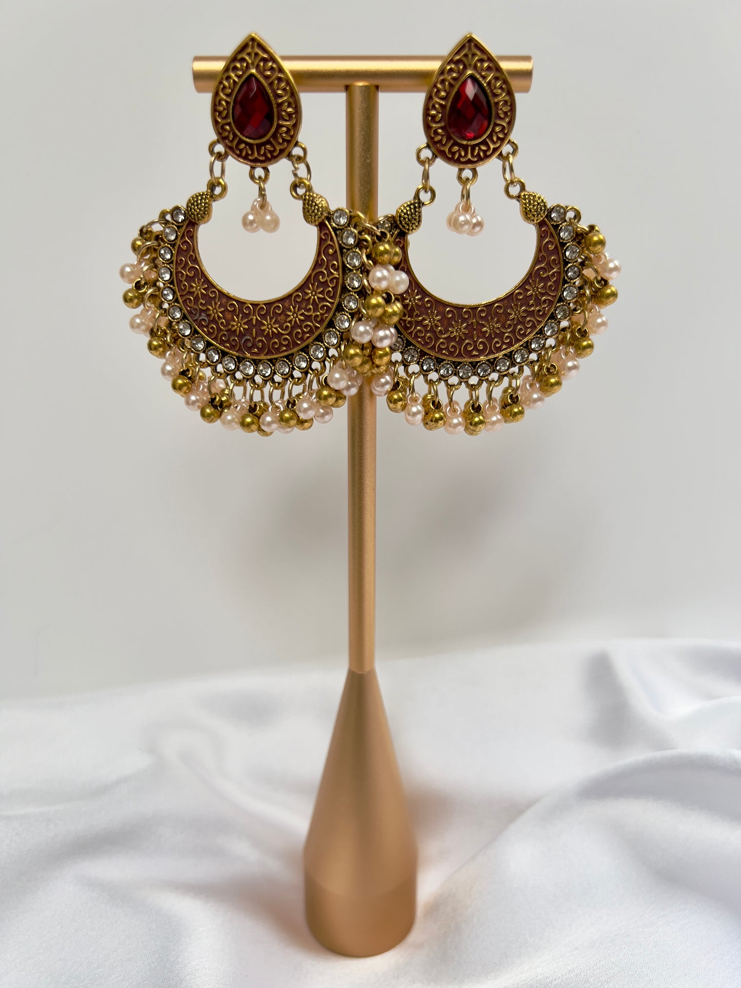 Flat red painted golden earrings with white and golden pearls E3052