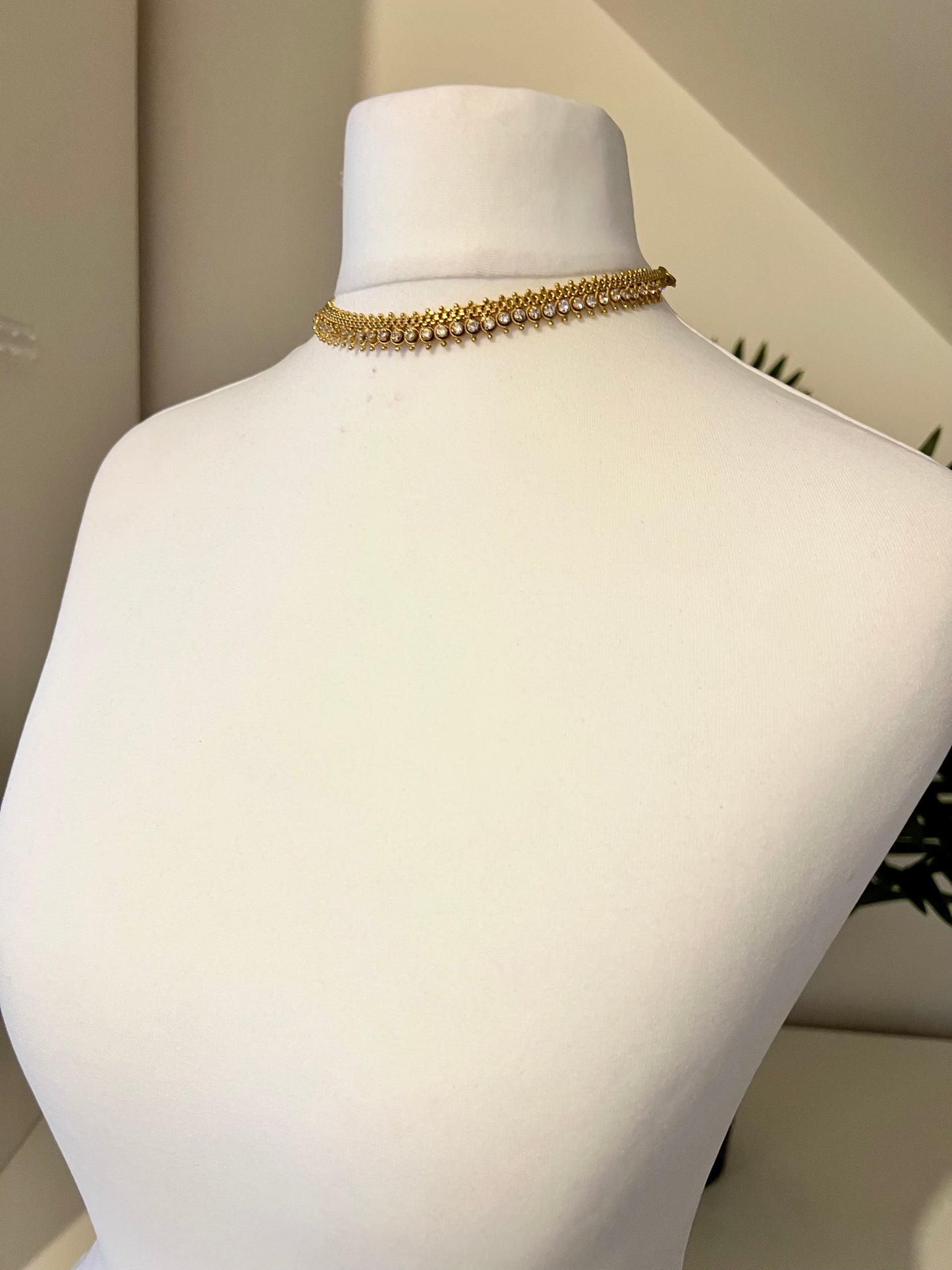 KAANTHI - Simple gold chain with stones and small stud earrings N3247