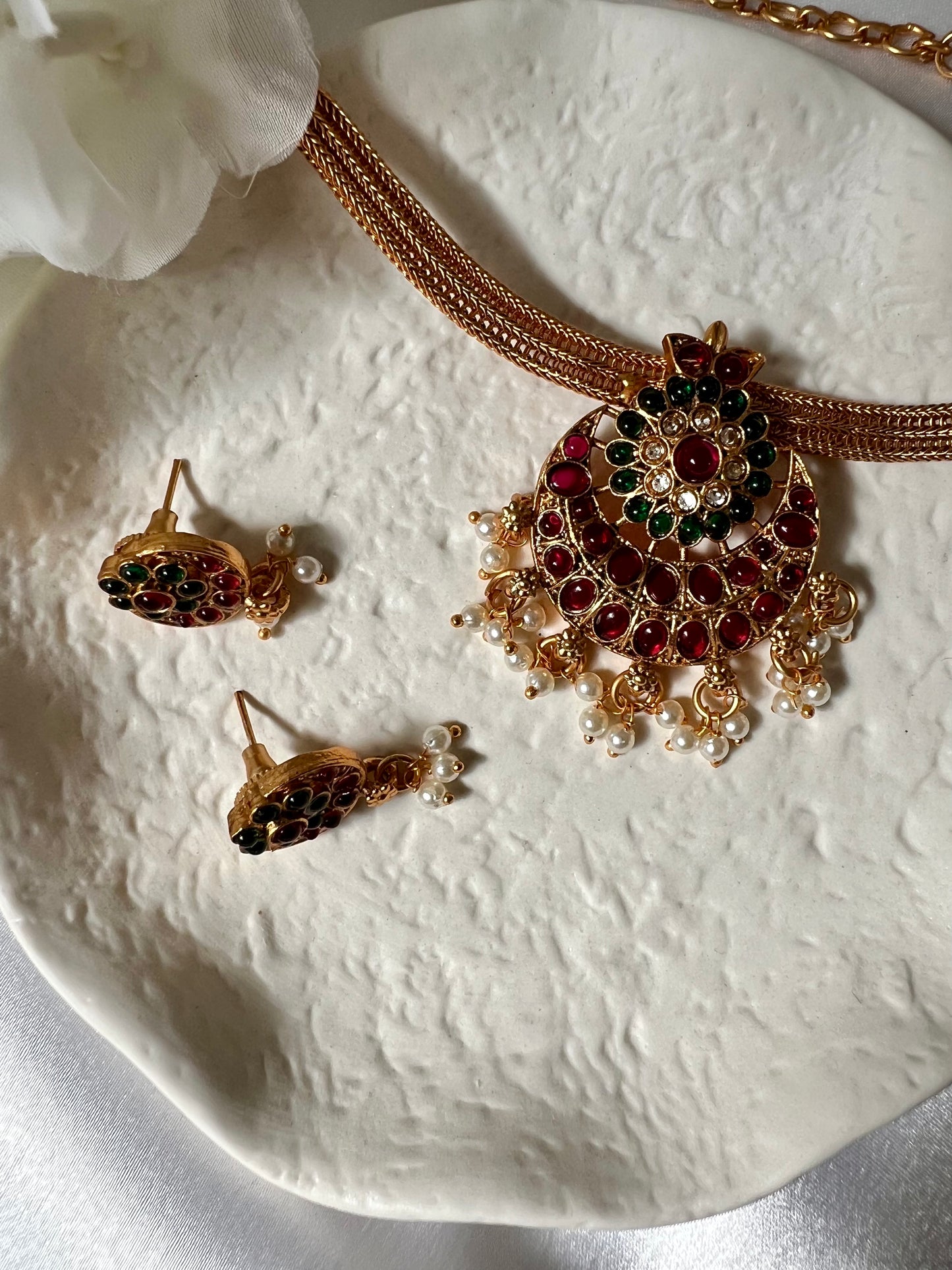 NILAA - Golden moon choker in rubygreen with small pearls and earrings N3109