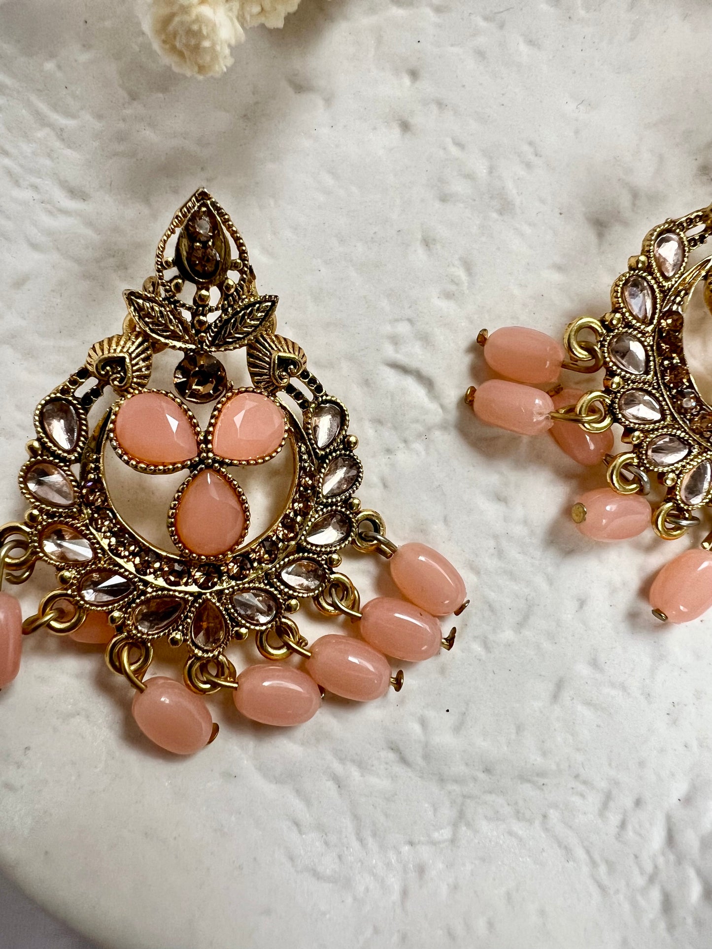 Golden flat earrings with baby pink stones E3067