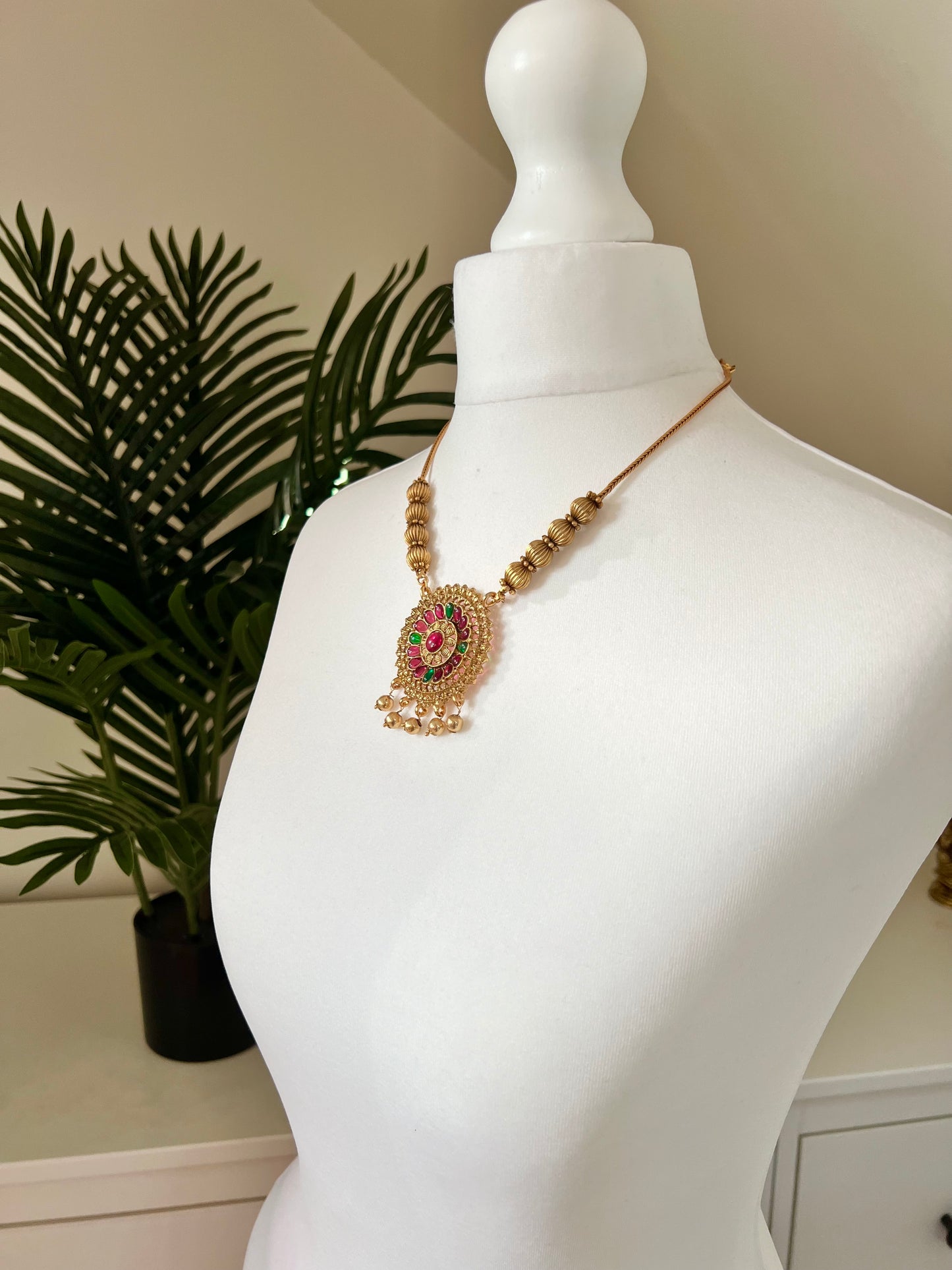 KABI - Short golden rubygreen round pendant necklace set with matching earrings N3005